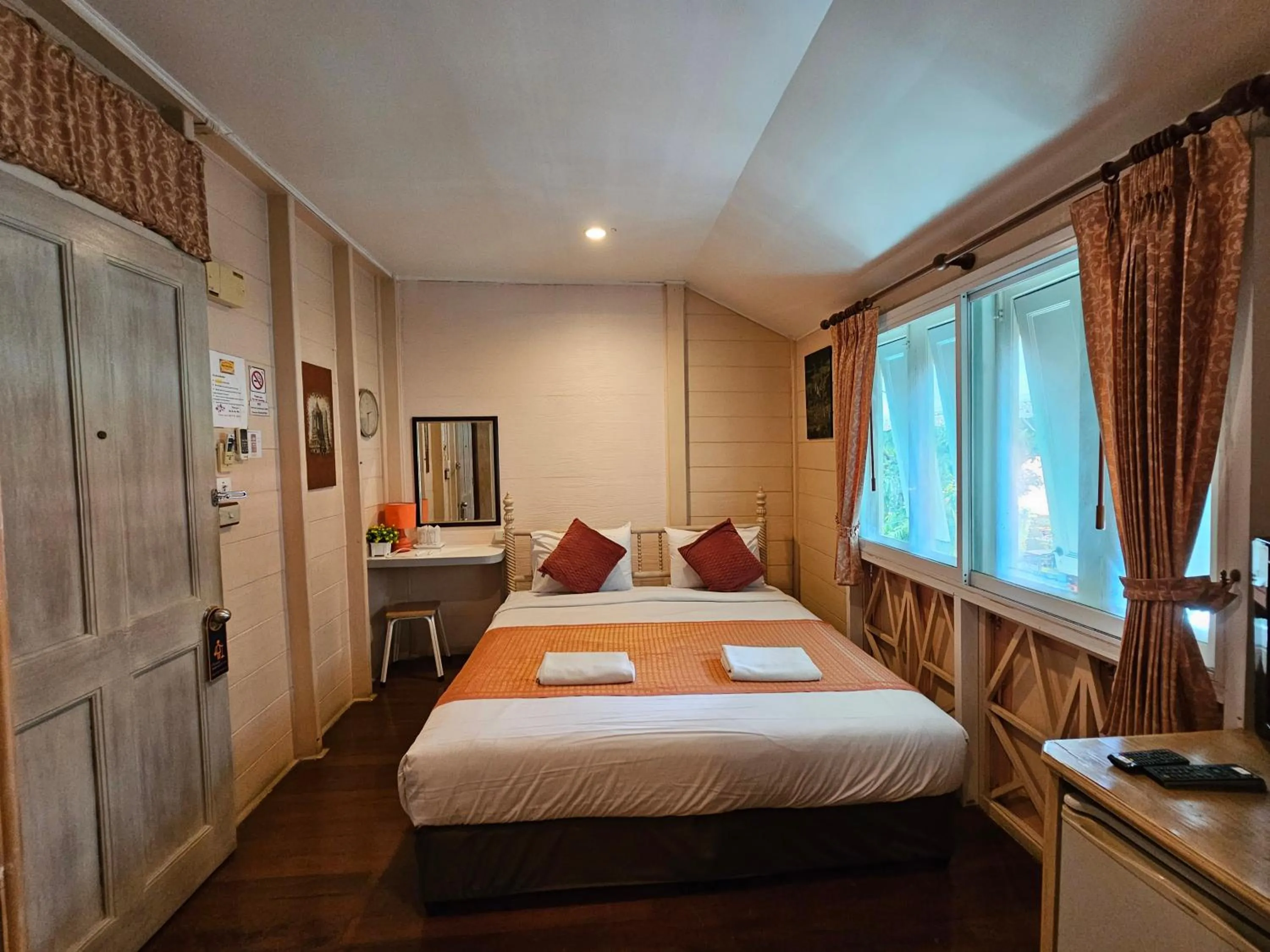 Bedroom, Bed in Samsen Sam Place