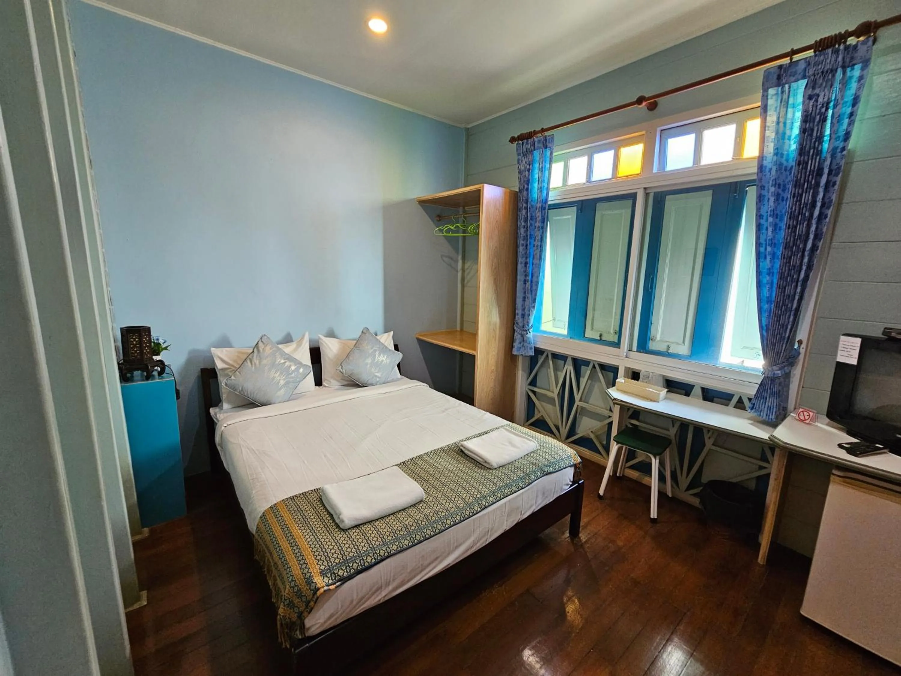 Bedroom, Bed in Samsen Sam Place