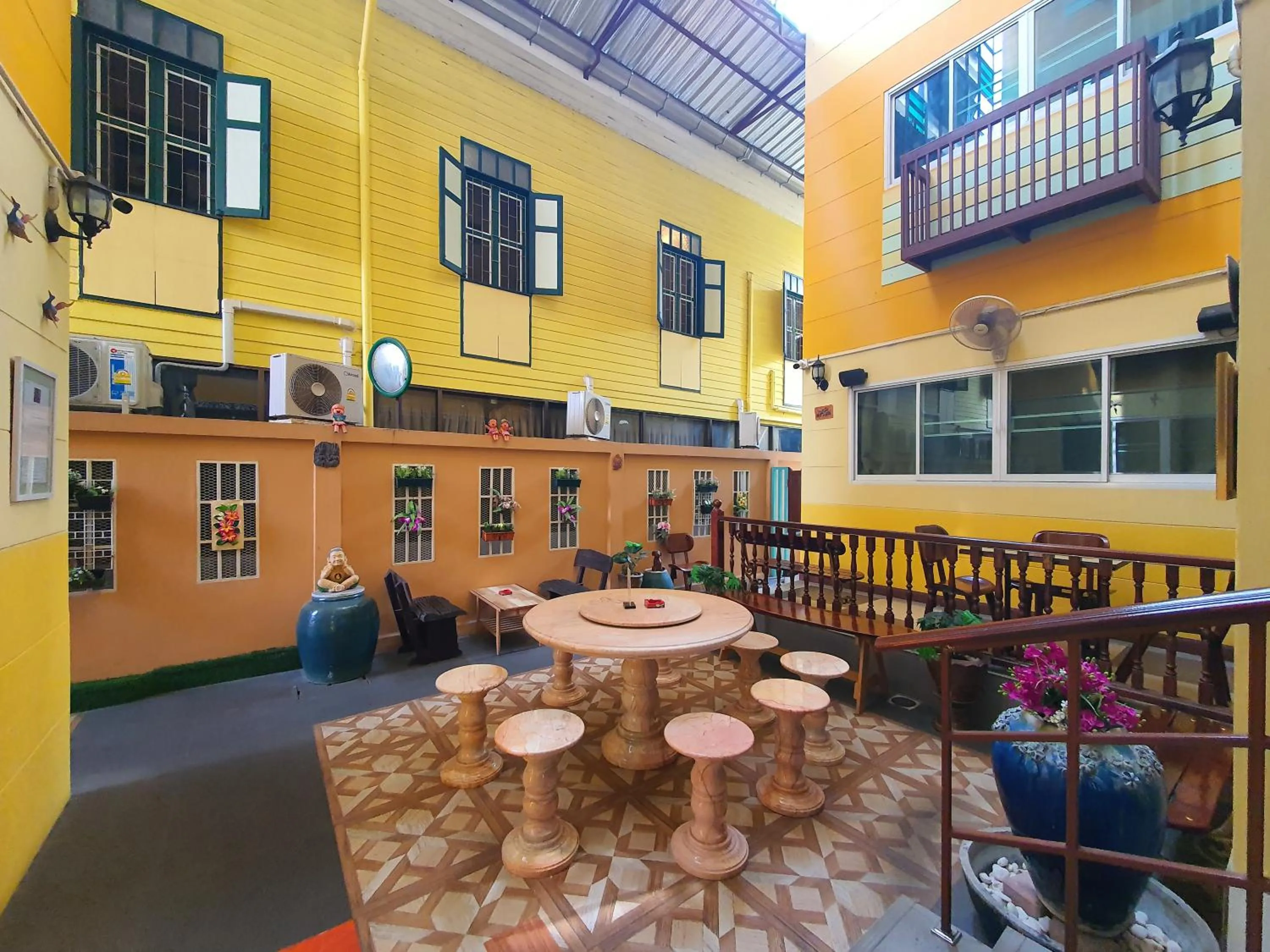 Property building in Samsen Sam Place