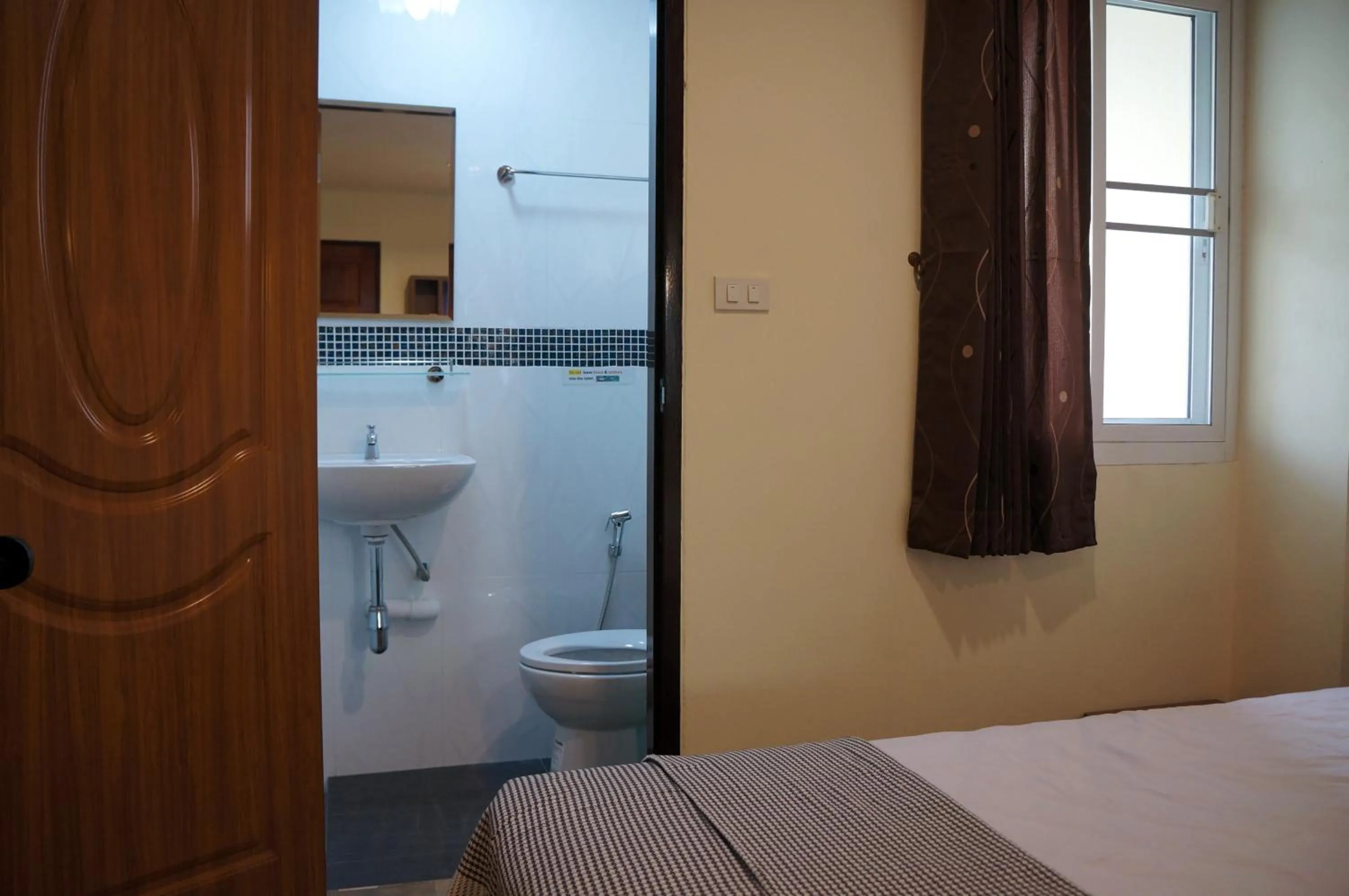Toilet, Bed in Samsen Sam Place