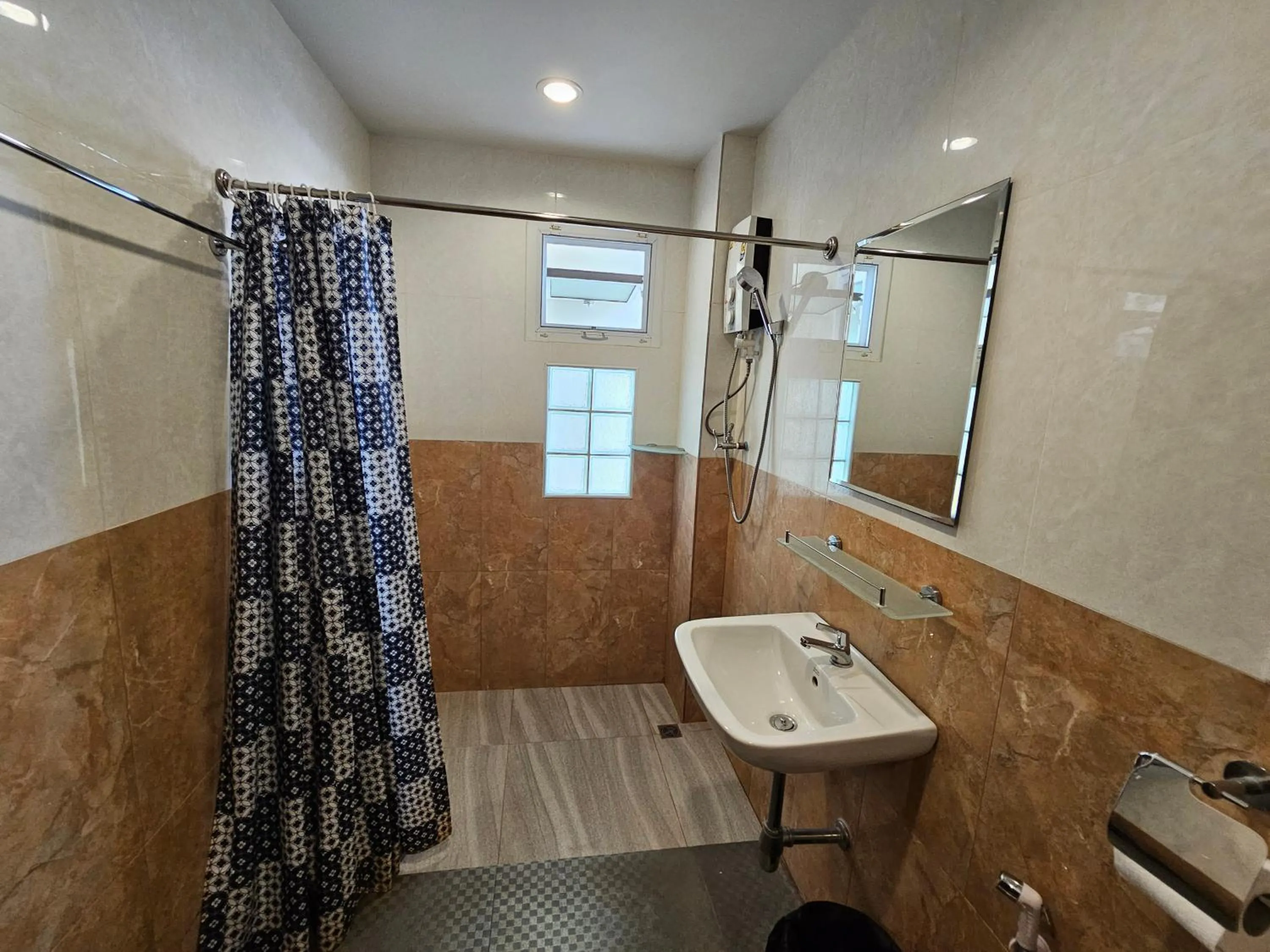 Shower in Samsen Sam Place