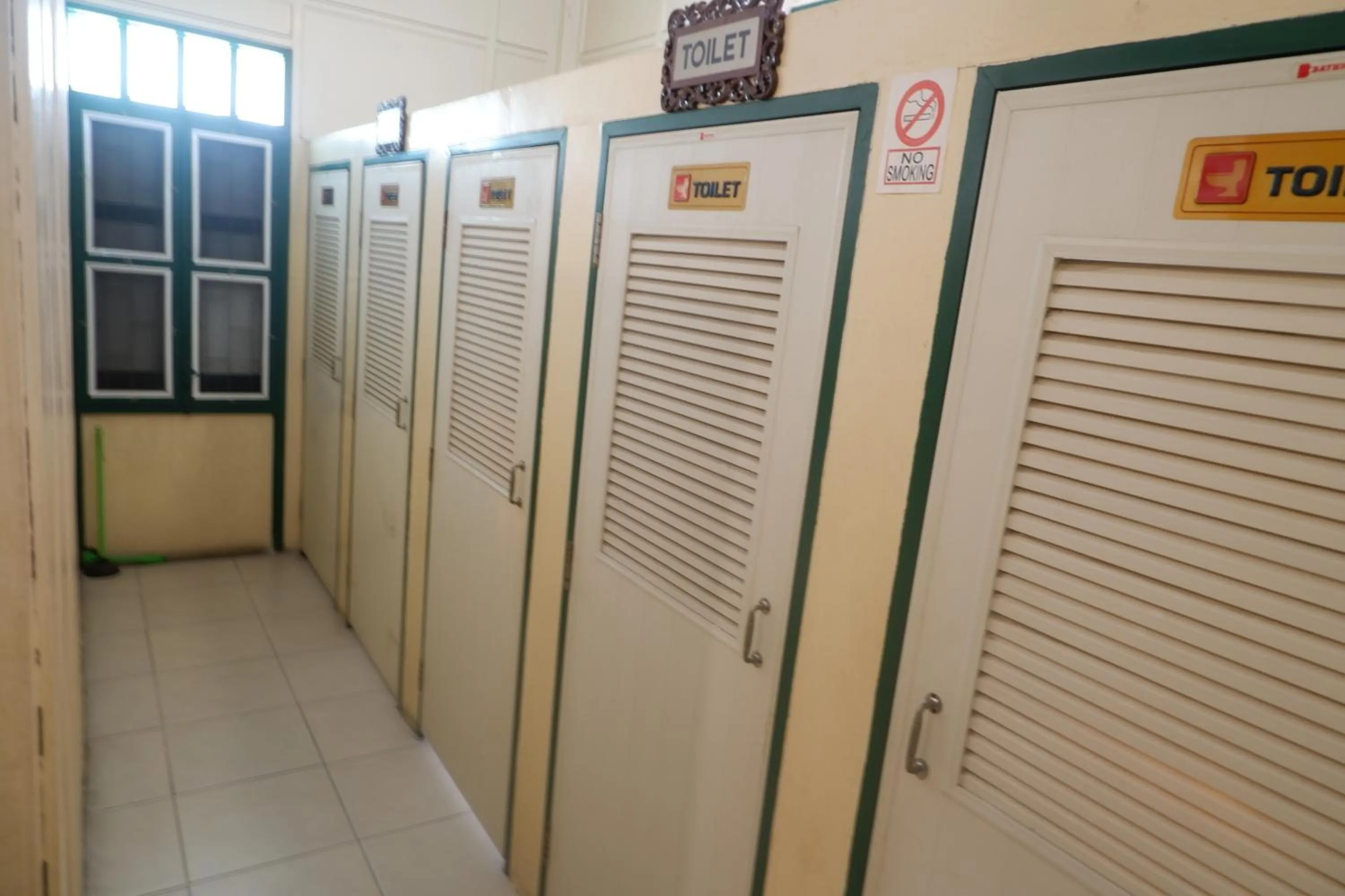 Toilet in Samsen Sam Place