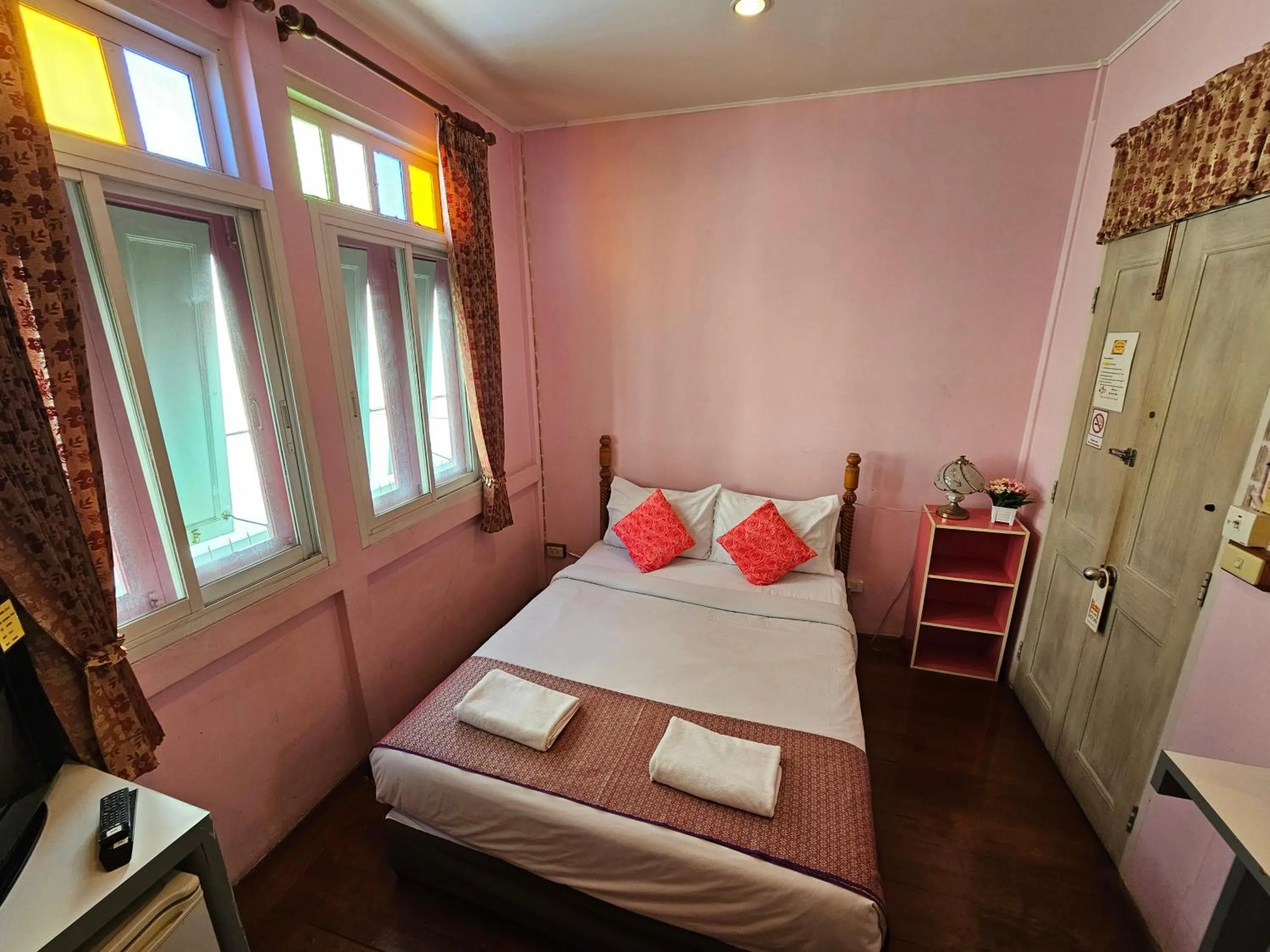 Bedroom, Bed in Samsen Sam Place