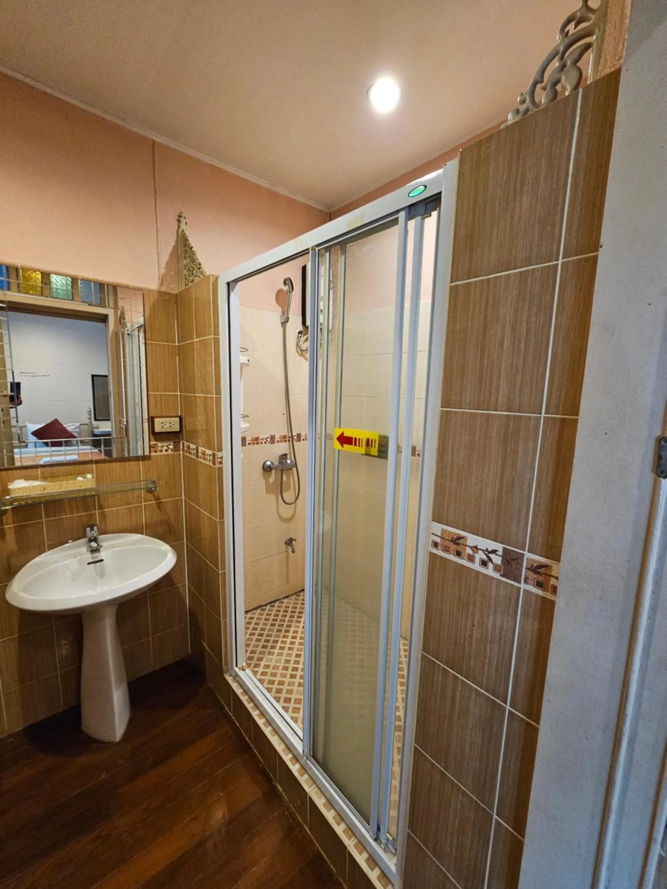 Shower in Samsen Sam Place