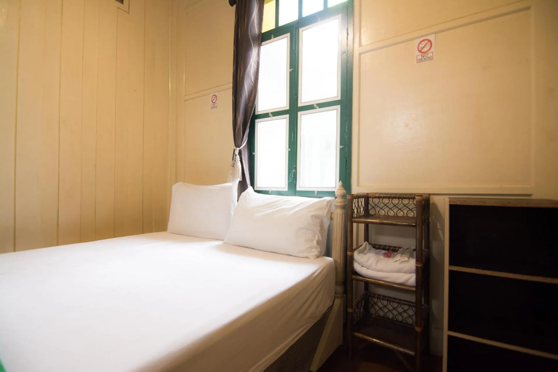 Bedroom, Bed in Samsen Sam Place