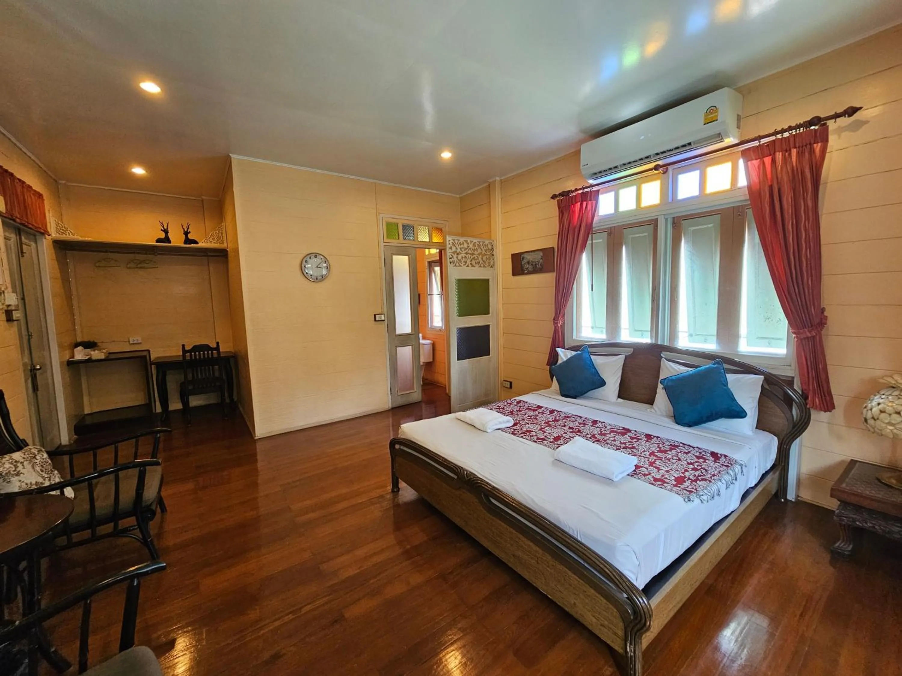 Bedroom, Bed in Samsen Sam Place