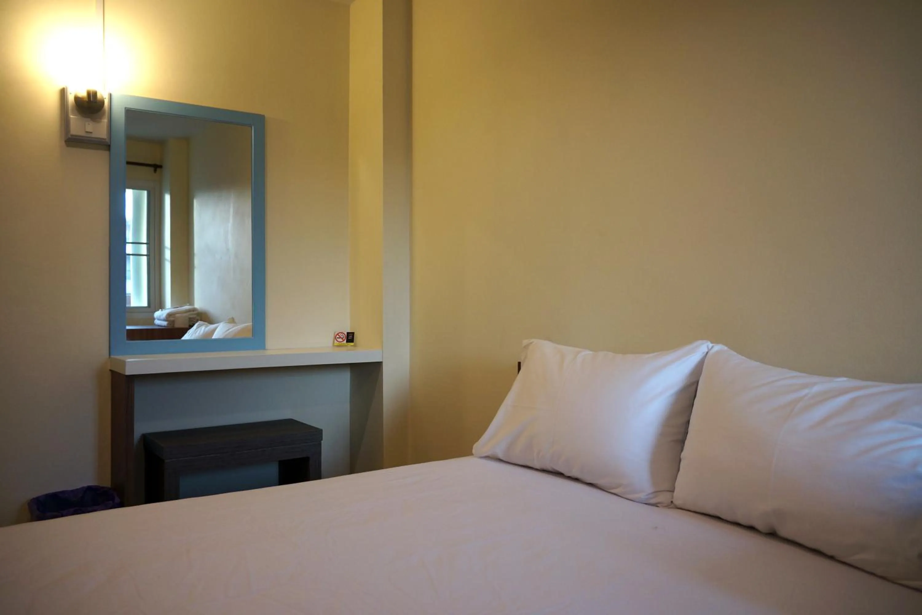 Bedroom, Bed in Samsen Sam Place