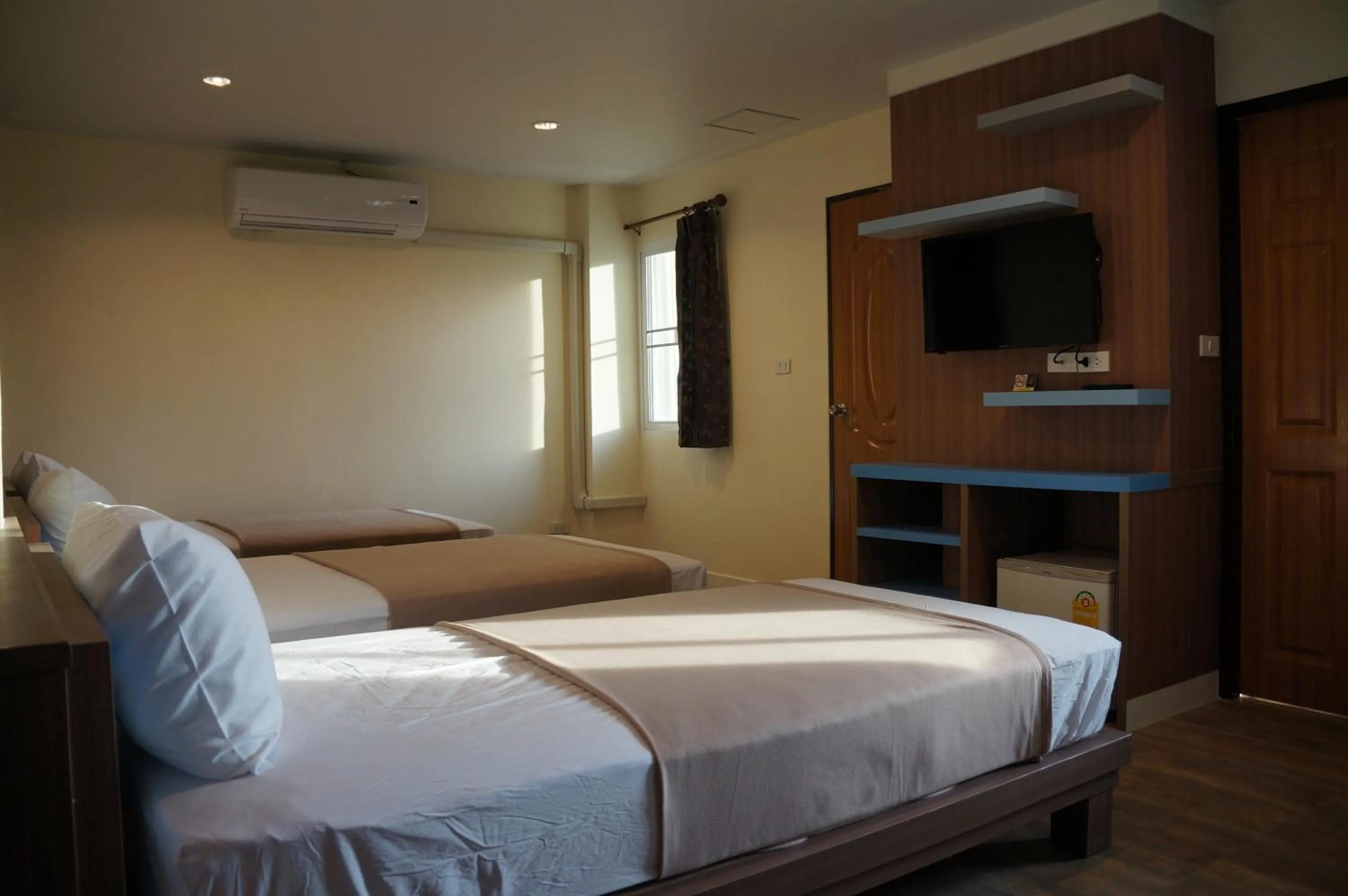 On-site shops, Bed in Samsen Sam Place