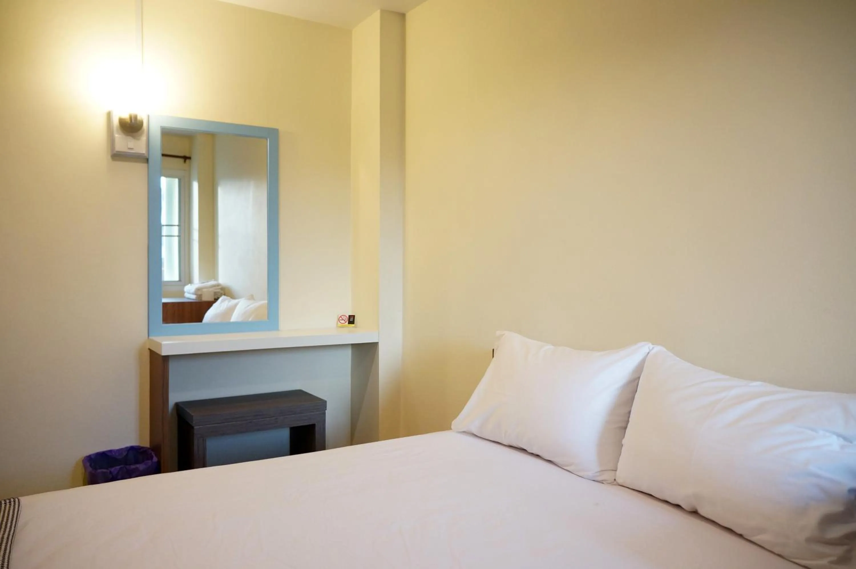 Bedroom, Bed in Samsen Sam Place