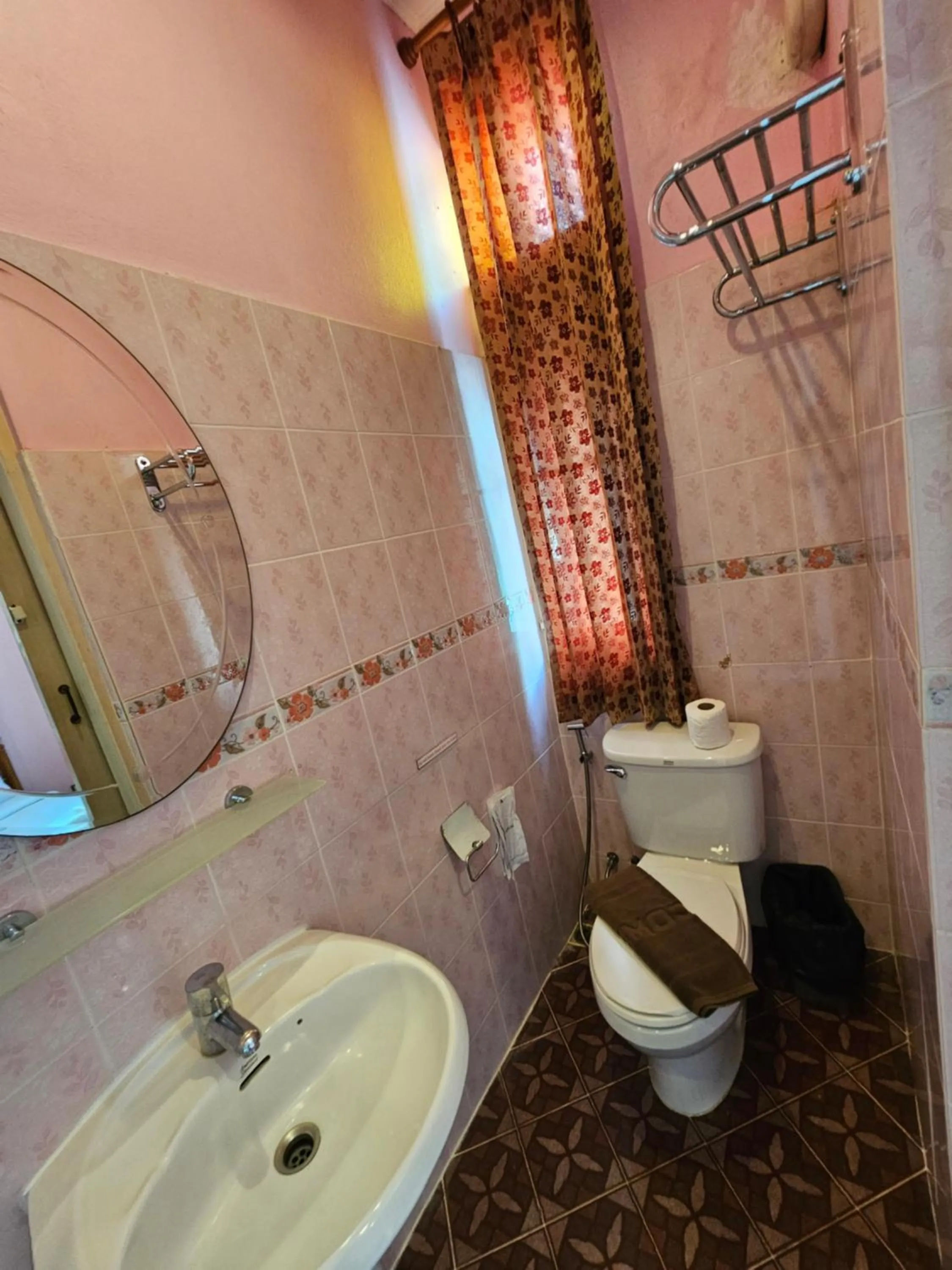 Toilet in Samsen Sam Place