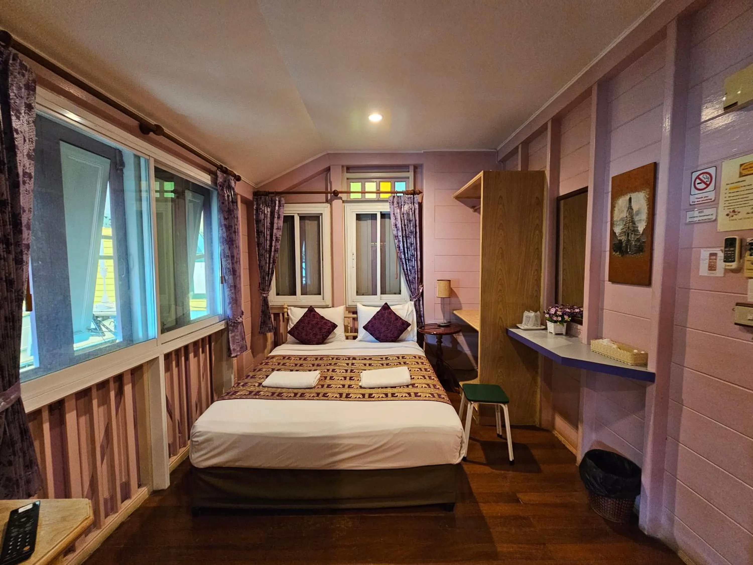 Bedroom, Bed in Samsen Sam Place