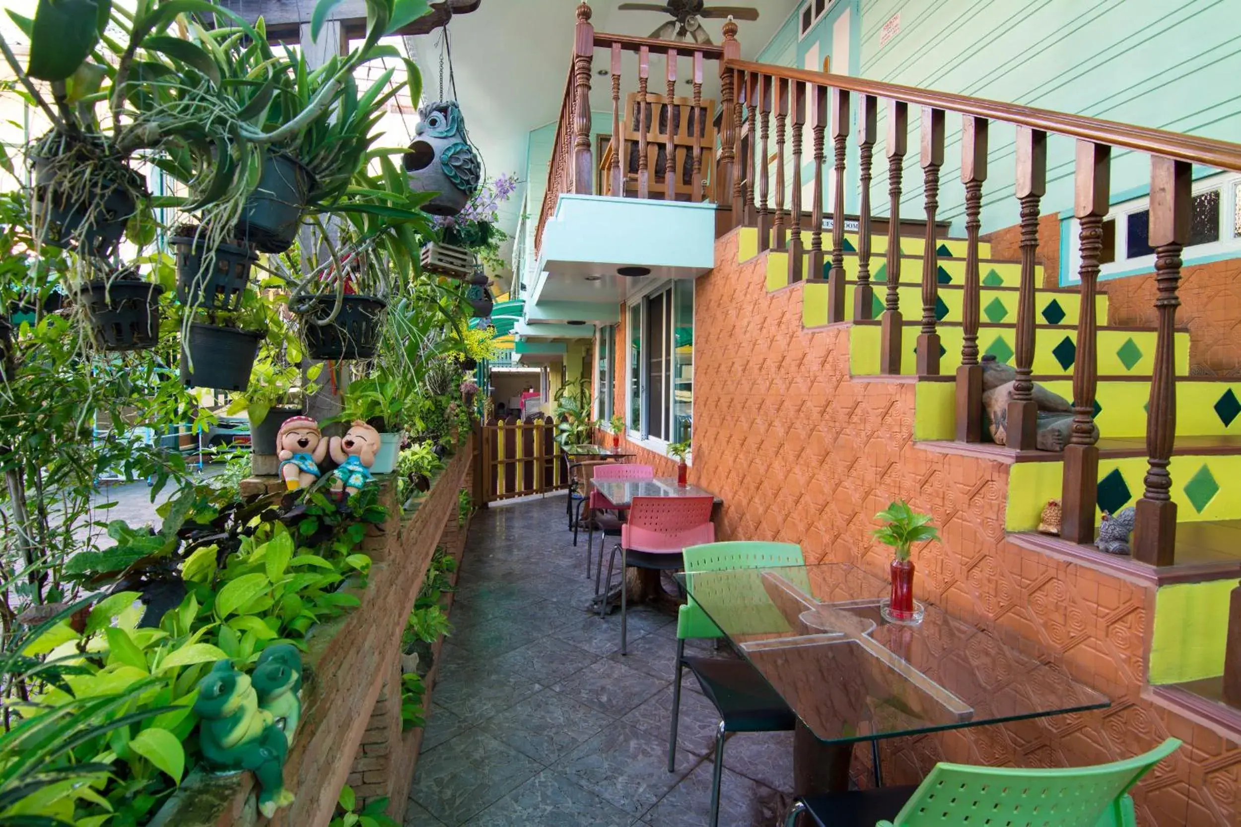 Facade/entrance in Samsen Sam Place Facade/entrance in Samsen Sam Place