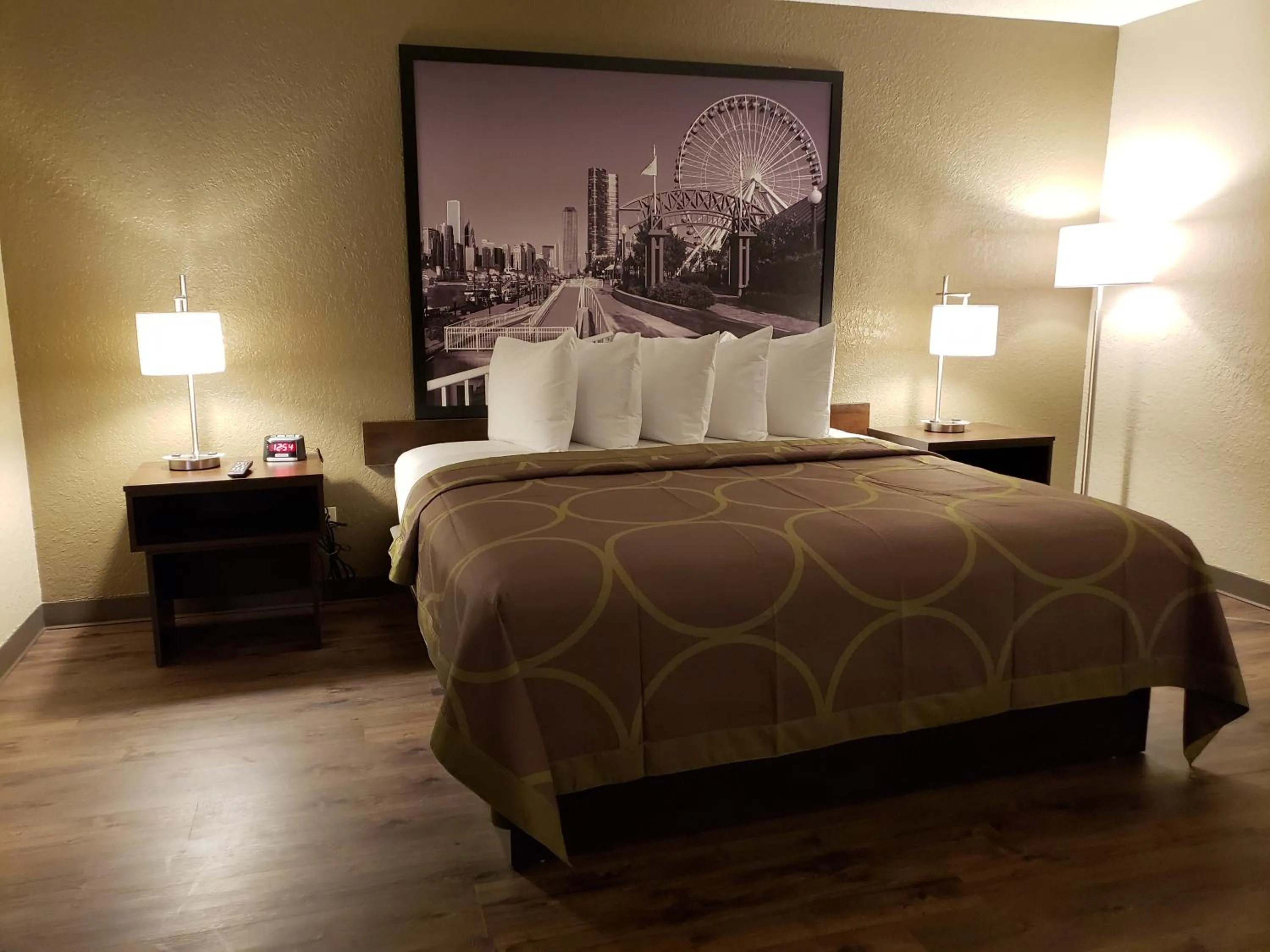 Photo of the whole room, Bed in Super 8 by Wyndham South Holland