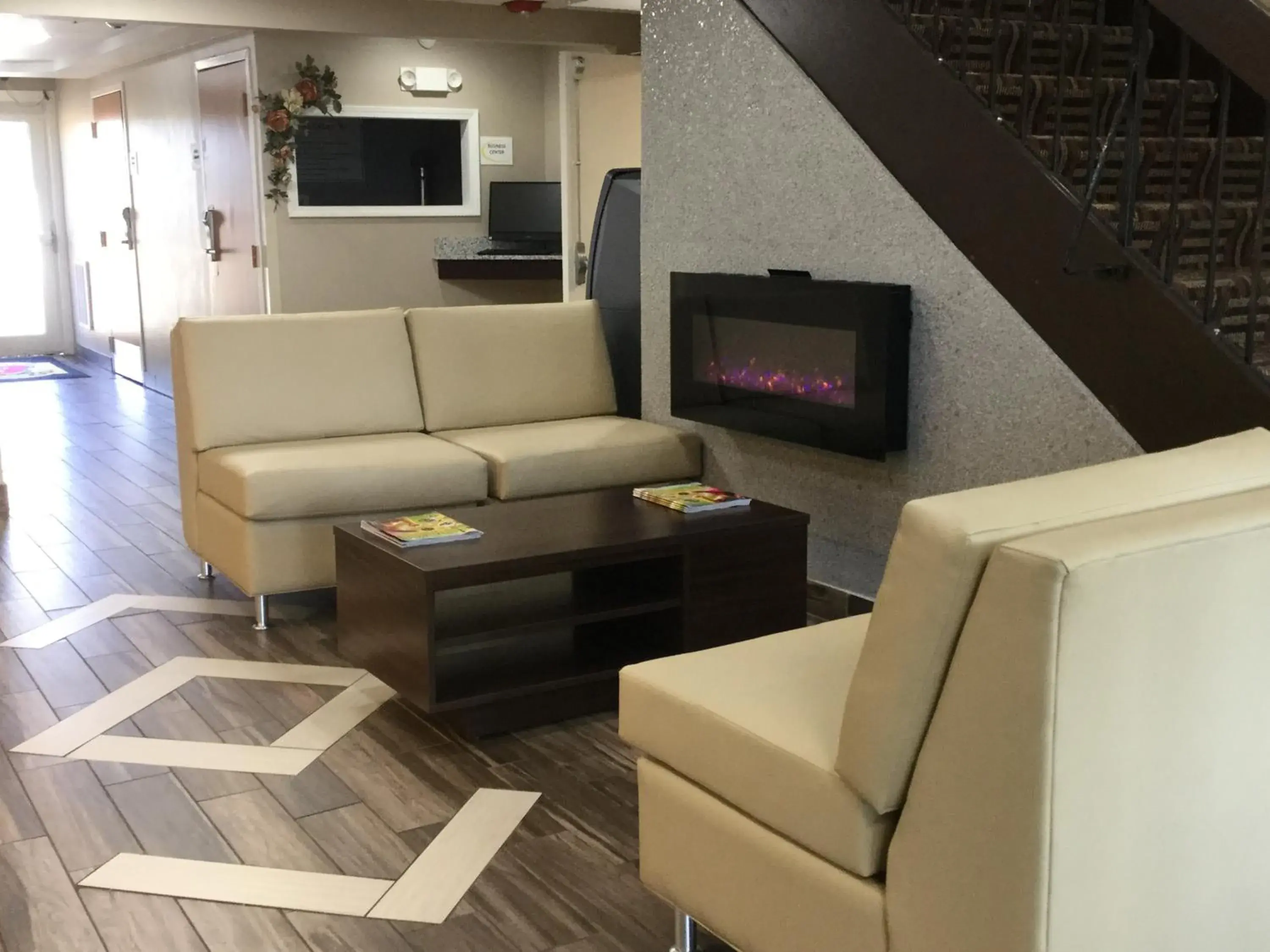 Lobby or reception in Super 8 by Wyndham South Holland Lobby or reception in Super 8 by Wyndham South Holland