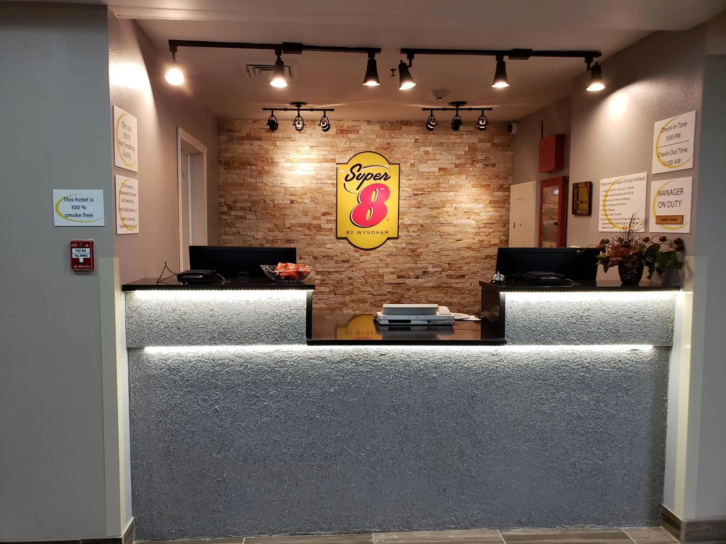 Lobby or reception in Super 8 by Wyndham South Holland Lobby or reception in Super 8 by Wyndham South Holland