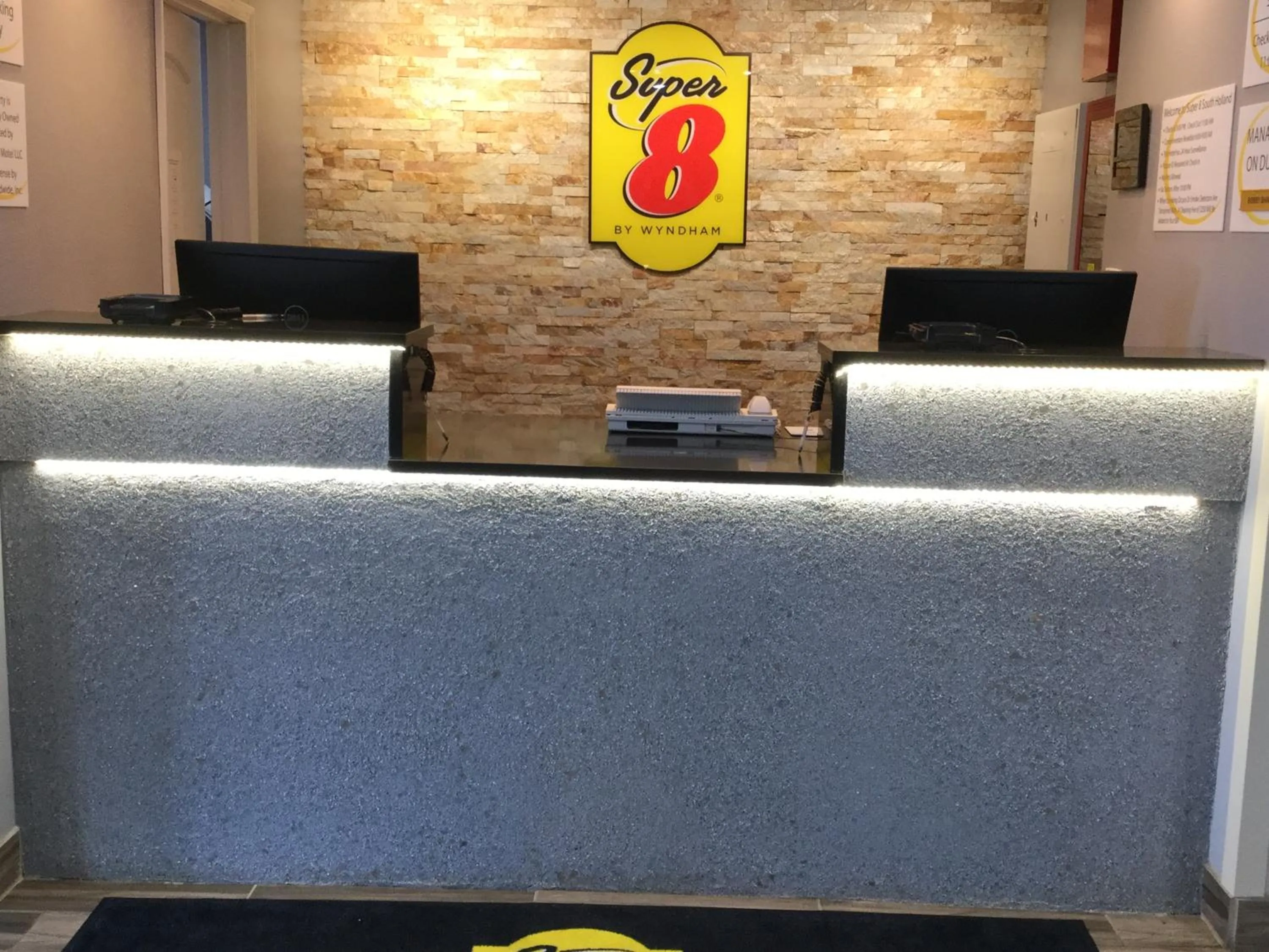 Lobby or reception in Super 8 by Wyndham South Holland