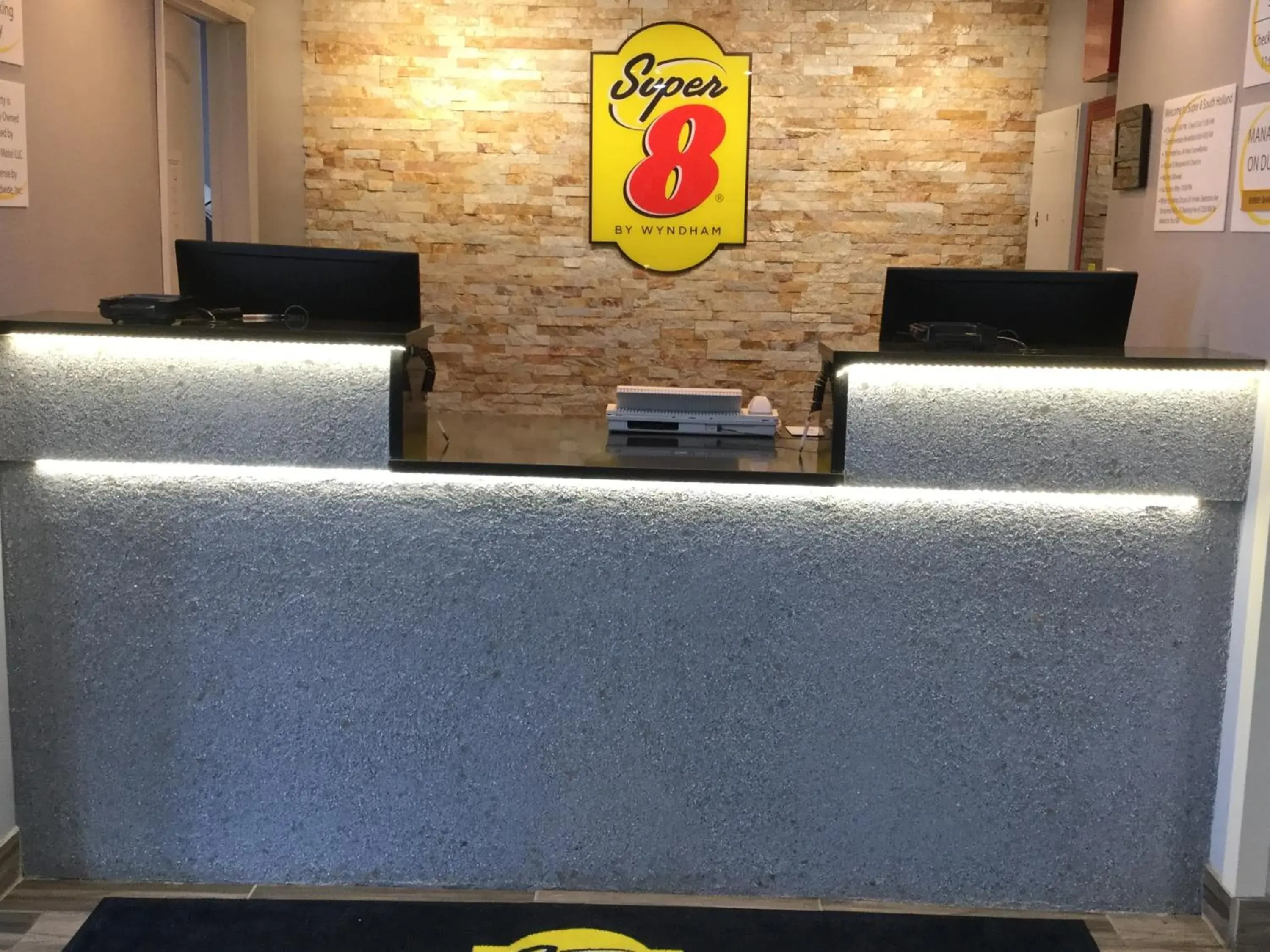 Lobby or reception in Super 8 by Wyndham South Holland Lobby or reception in Super 8 by Wyndham South Holland