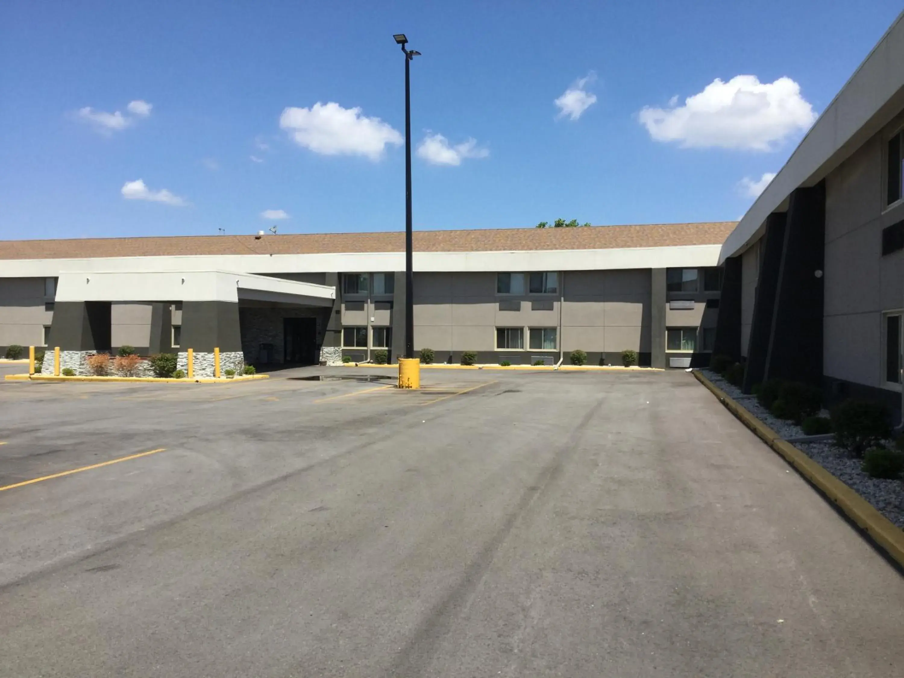 Property building in Super 8 by Wyndham South Holland Property building in Super 8 by Wyndham South Holland