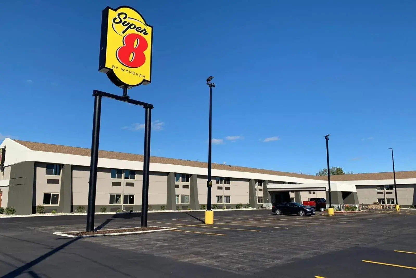 Facade/entrance in Super 8 by Wyndham South Holland Facade/entrance in Super 8 by Wyndham South Holland