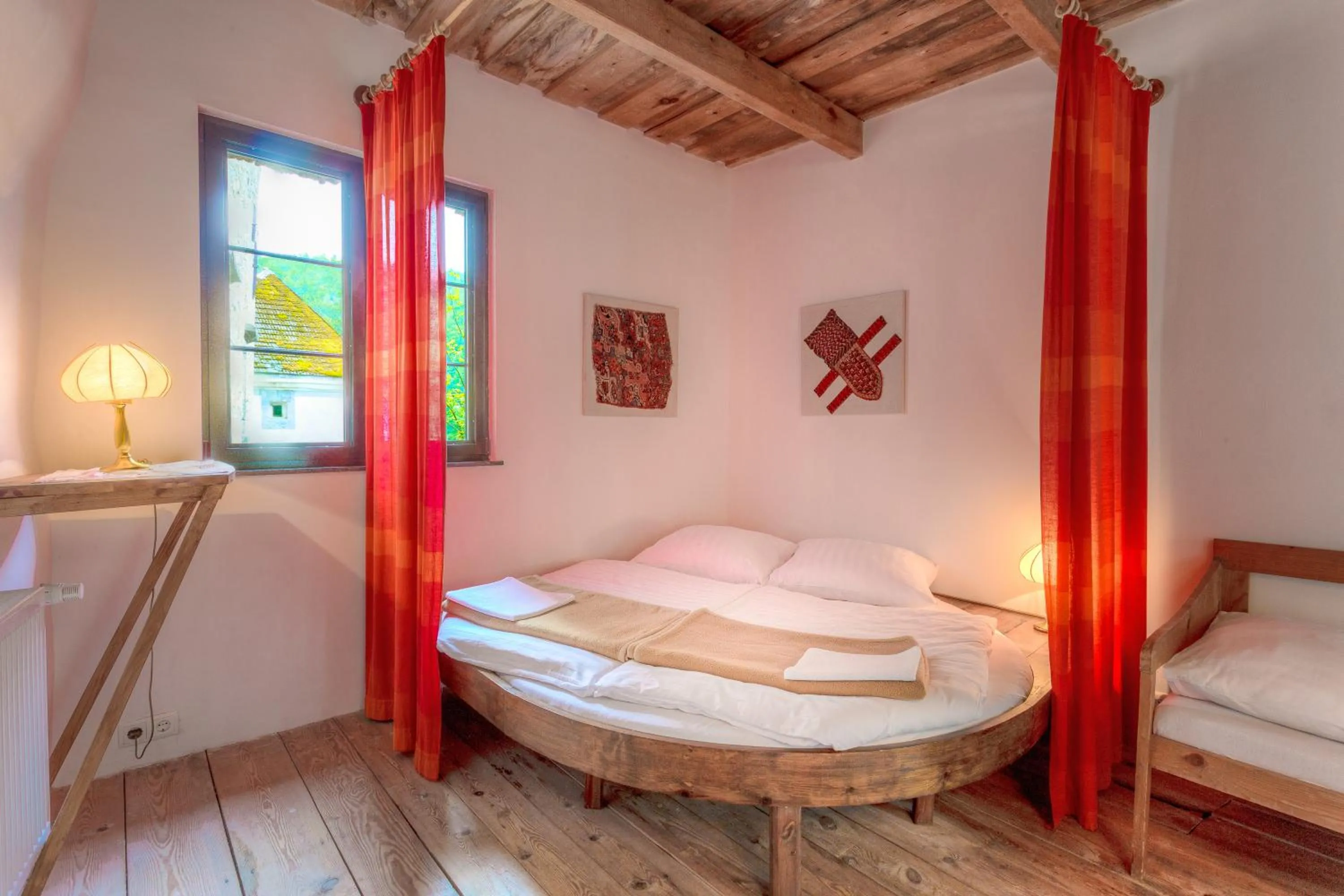 Photo of the whole room, Bed in Burg Plankenstein
