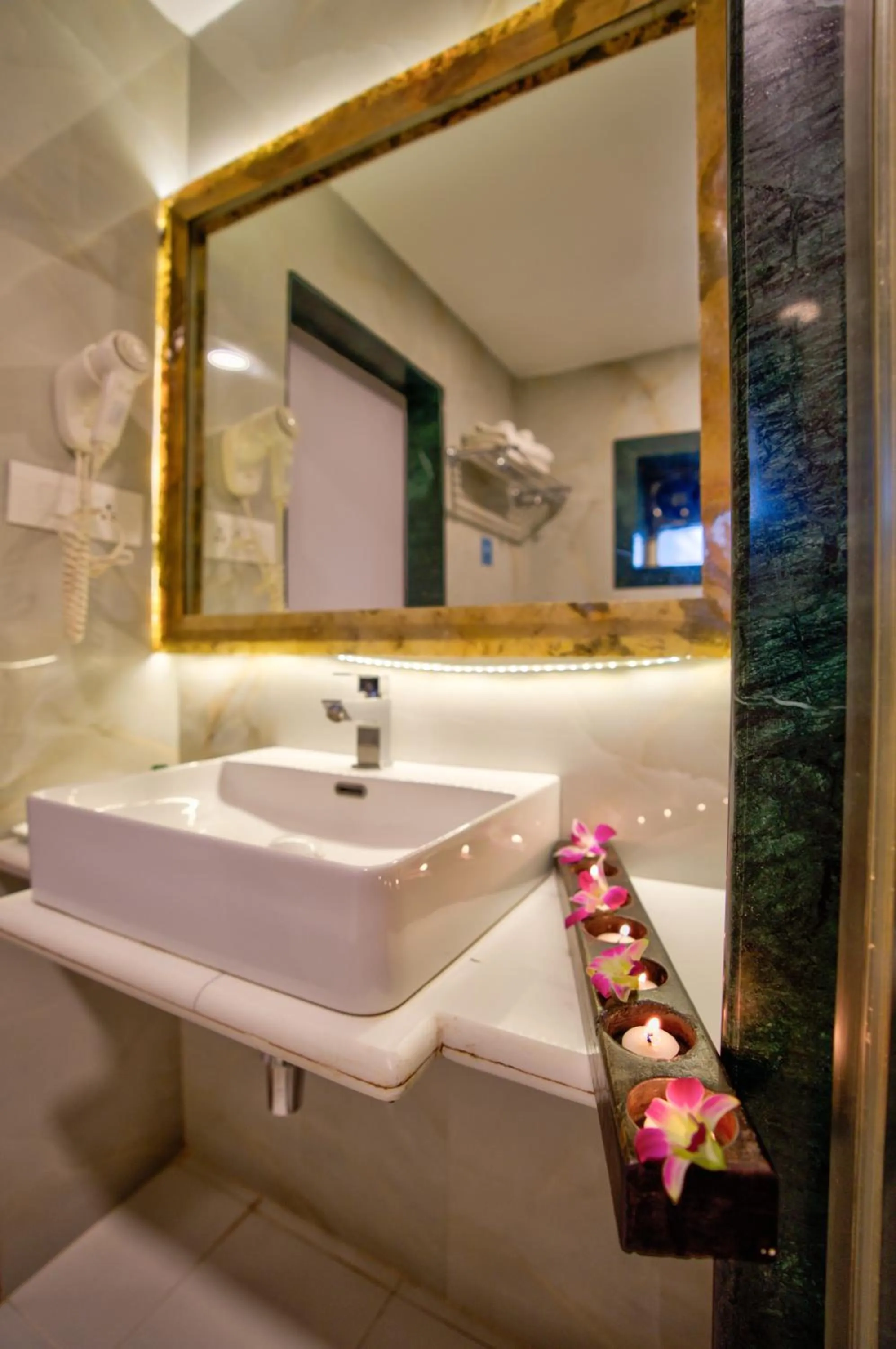 Lemonmint Svelton Manor