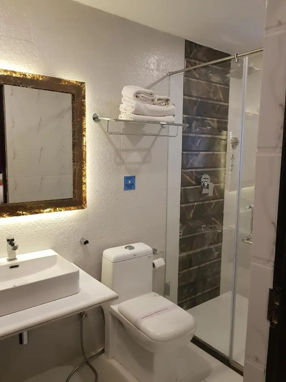 Deluxe Double Room with Extra Bed in Lemonmint Svelton Manor Deluxe Double Room with Extra Bed in Lemonmint Svelton Manor