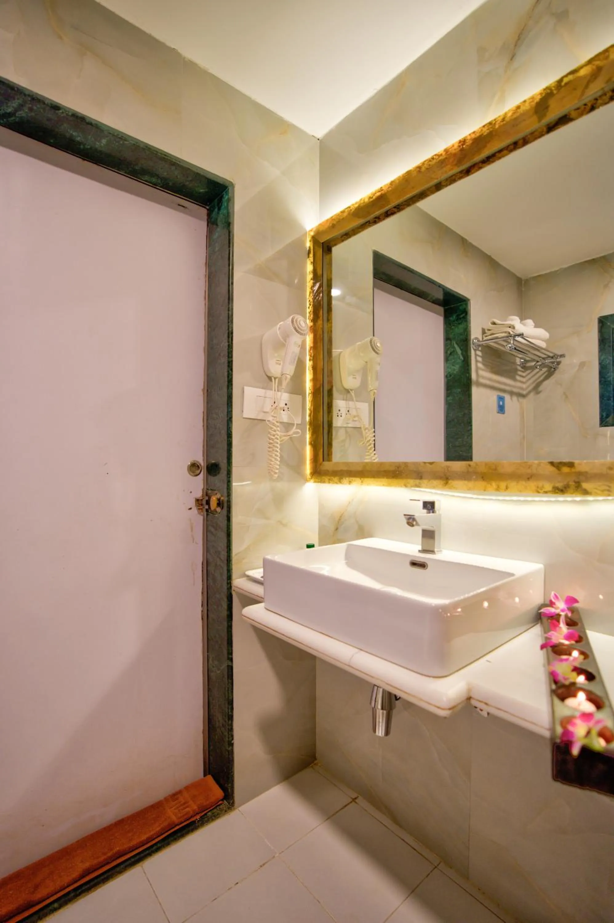 Lemonmint Svelton Manor