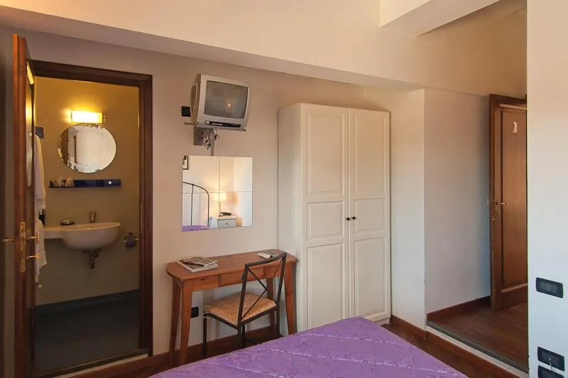 Bathroom, Bed in B&B Arco Antico