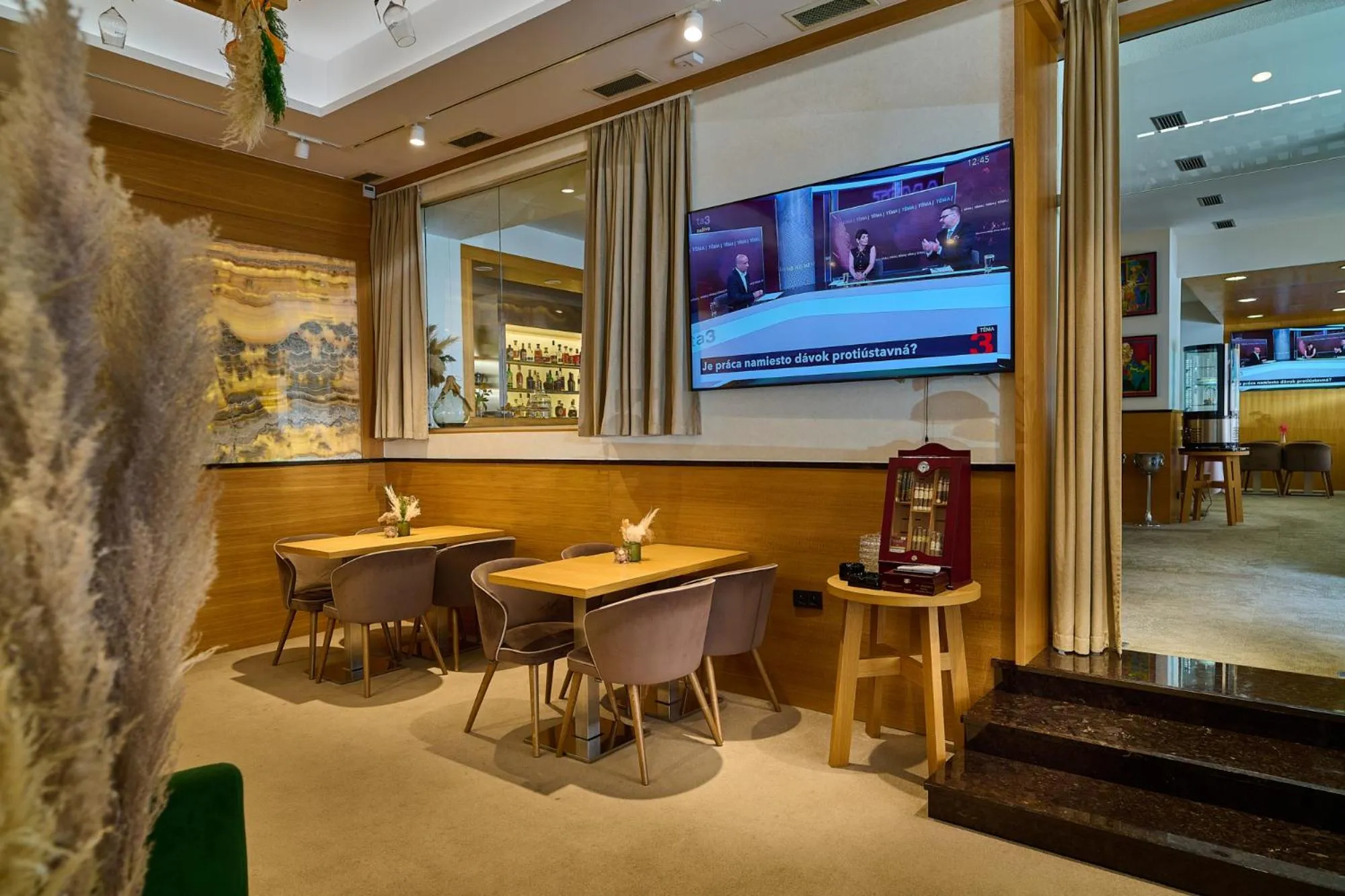 Restaurant/places to eat in Urpí­n City Residence