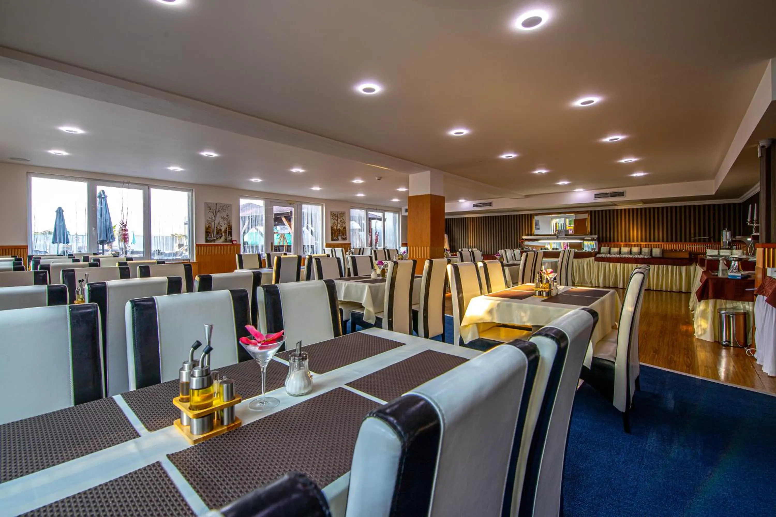 Restaurant/places to eat in Hotel Sun