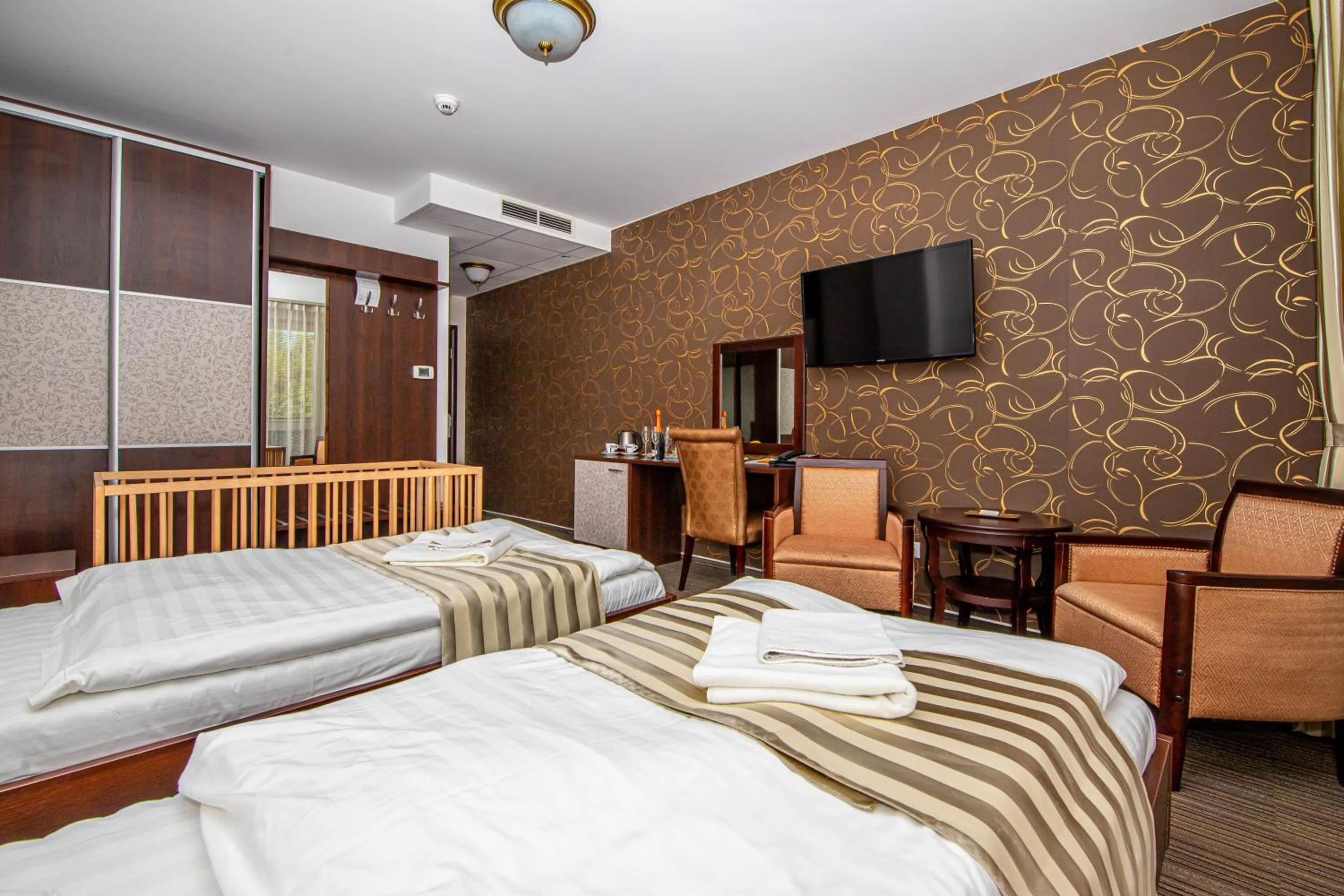 Photo of the whole room, Bed in Hotel Sun