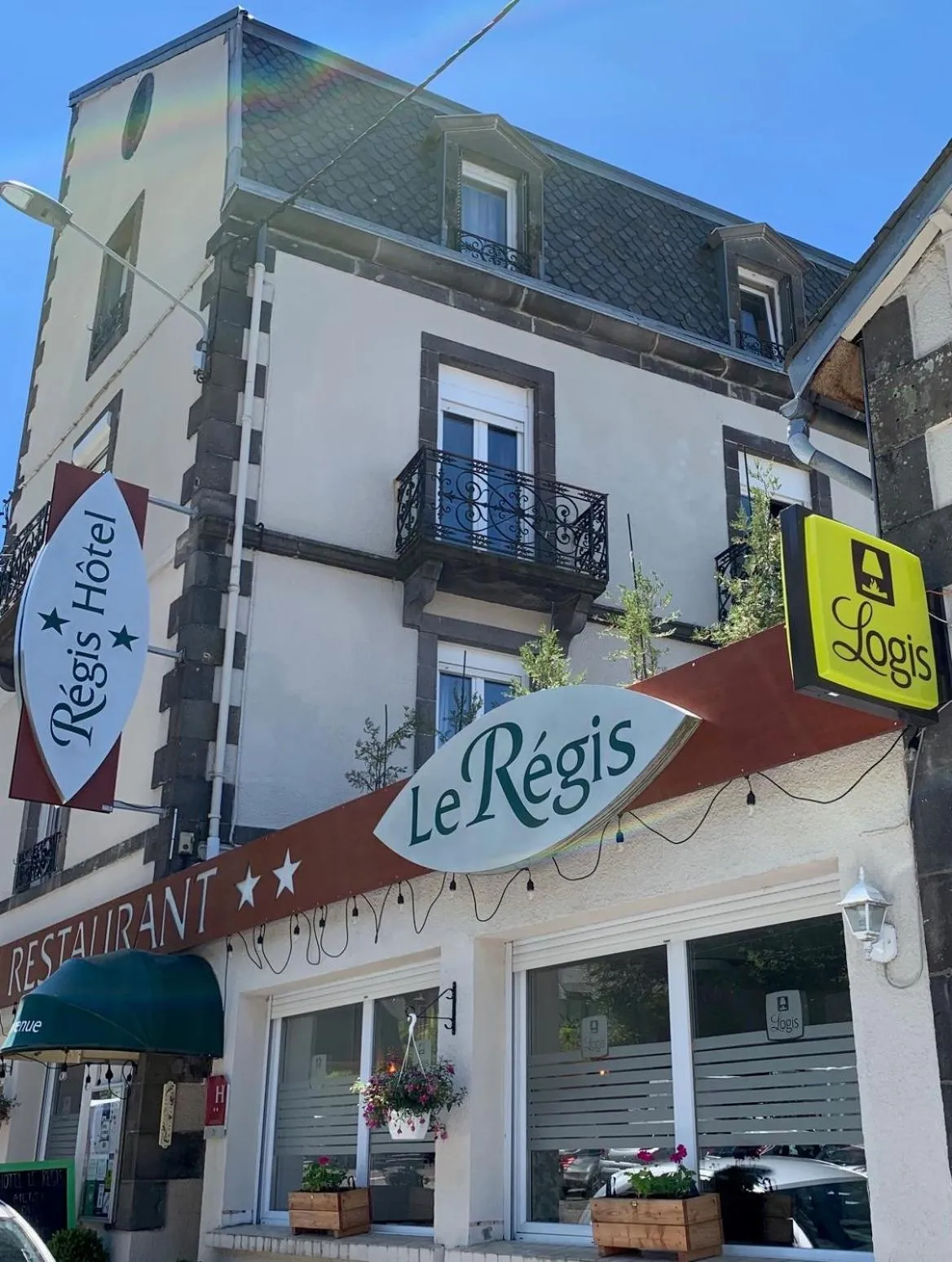 Facade/entrance, Property Building in Logis Hôtel le Regis