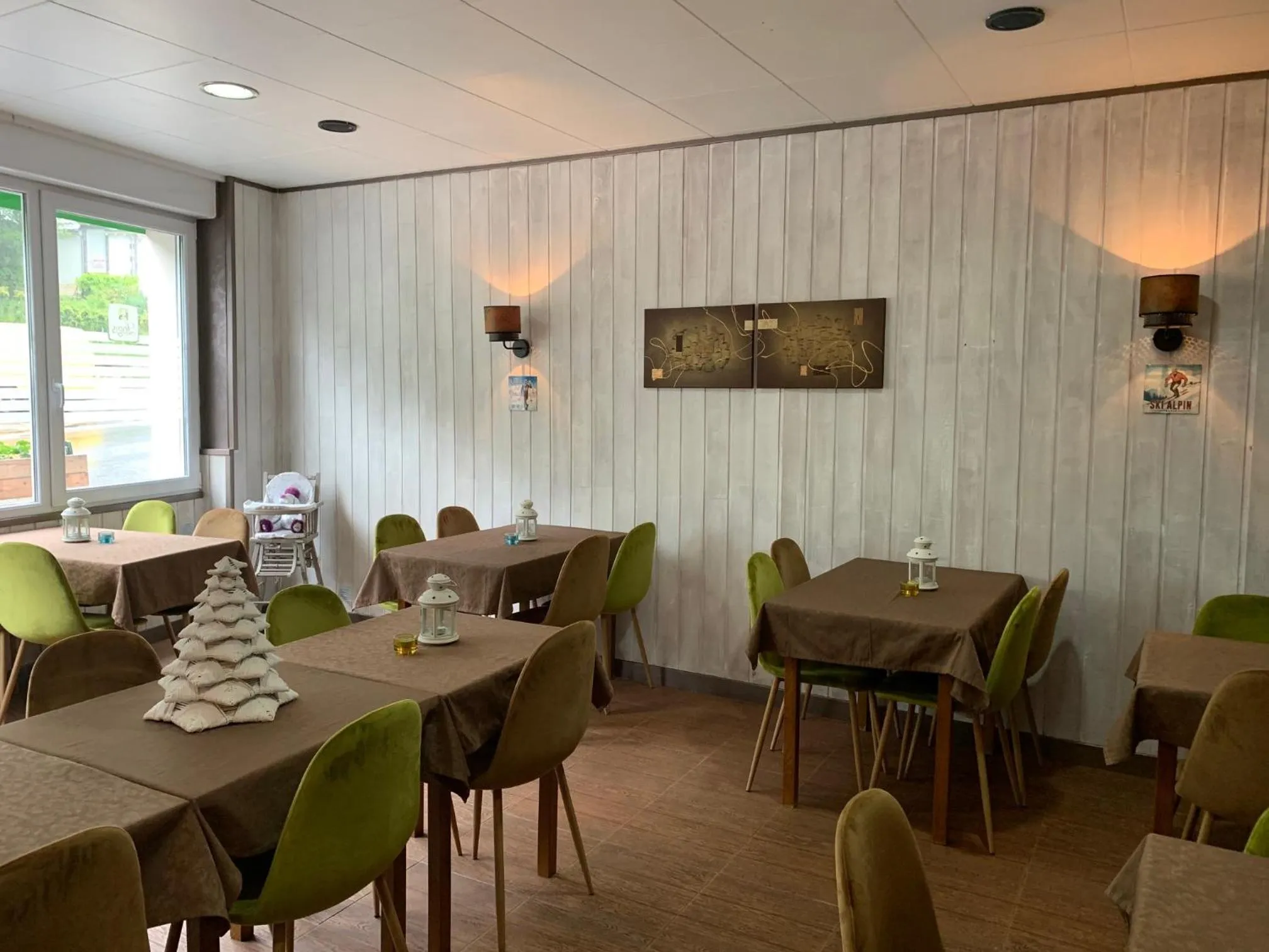 Restaurant/Places to Eat in Logis Hôtel le Regis