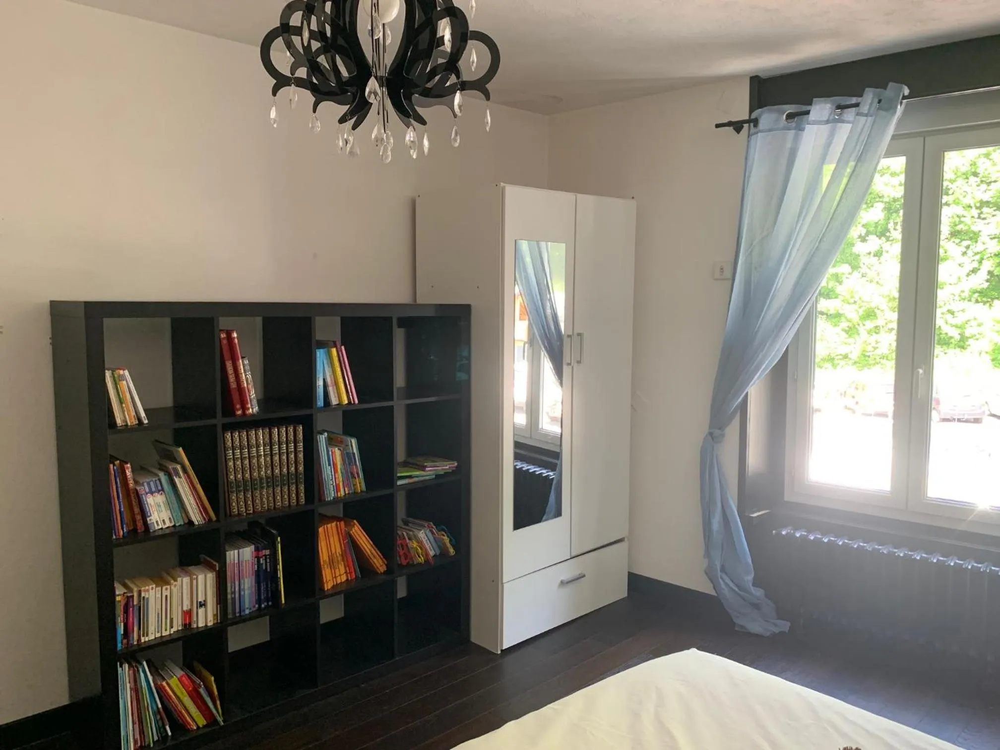 Library in Logis Hôtel le Regis