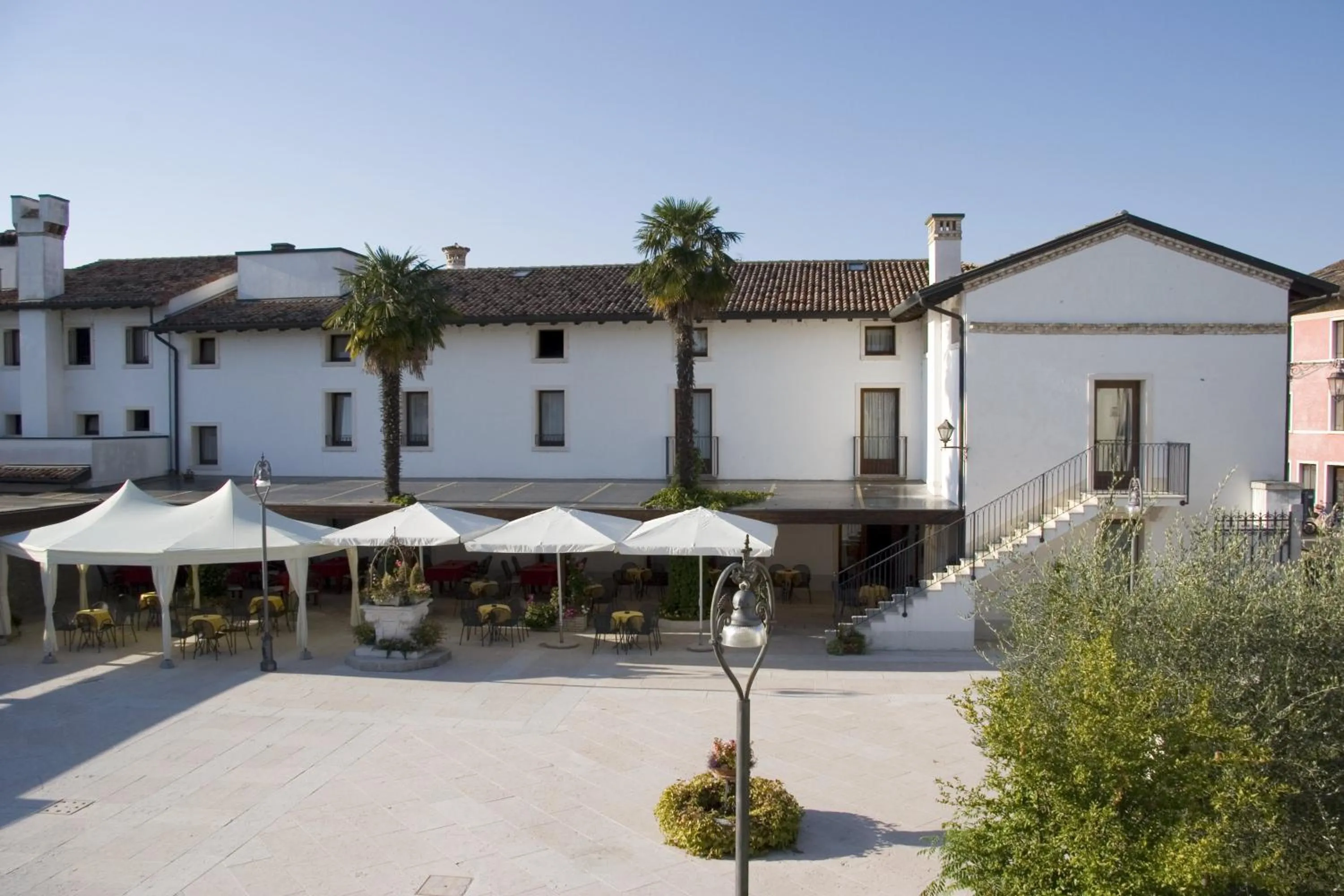 Property building in Hotel In Sylvis