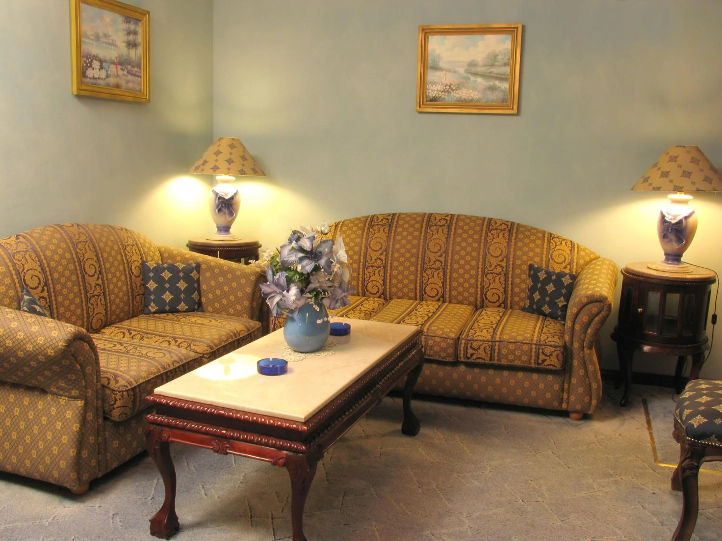 Photo of the whole room in Dallas Residence