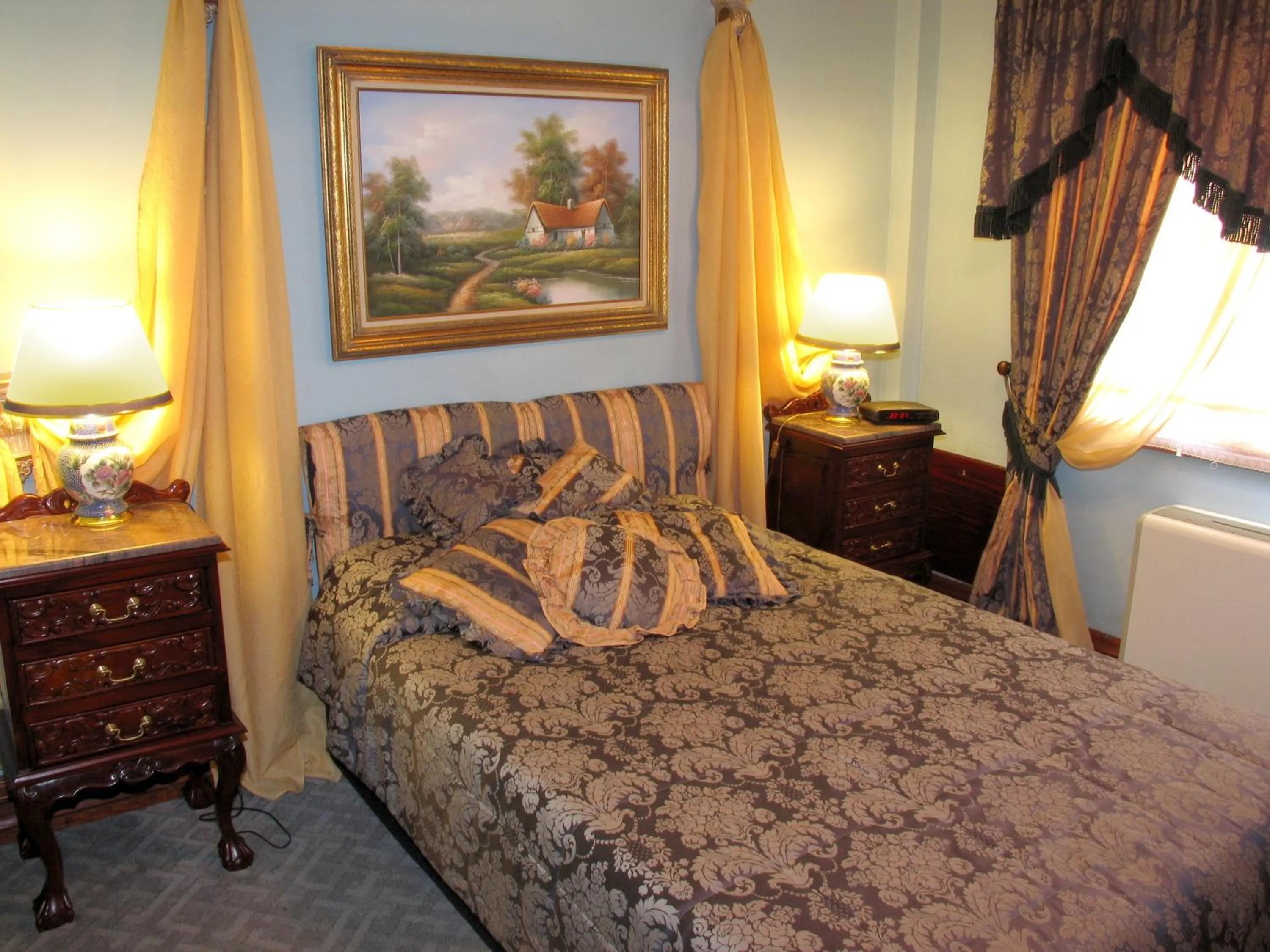 Bed in Dallas Residence