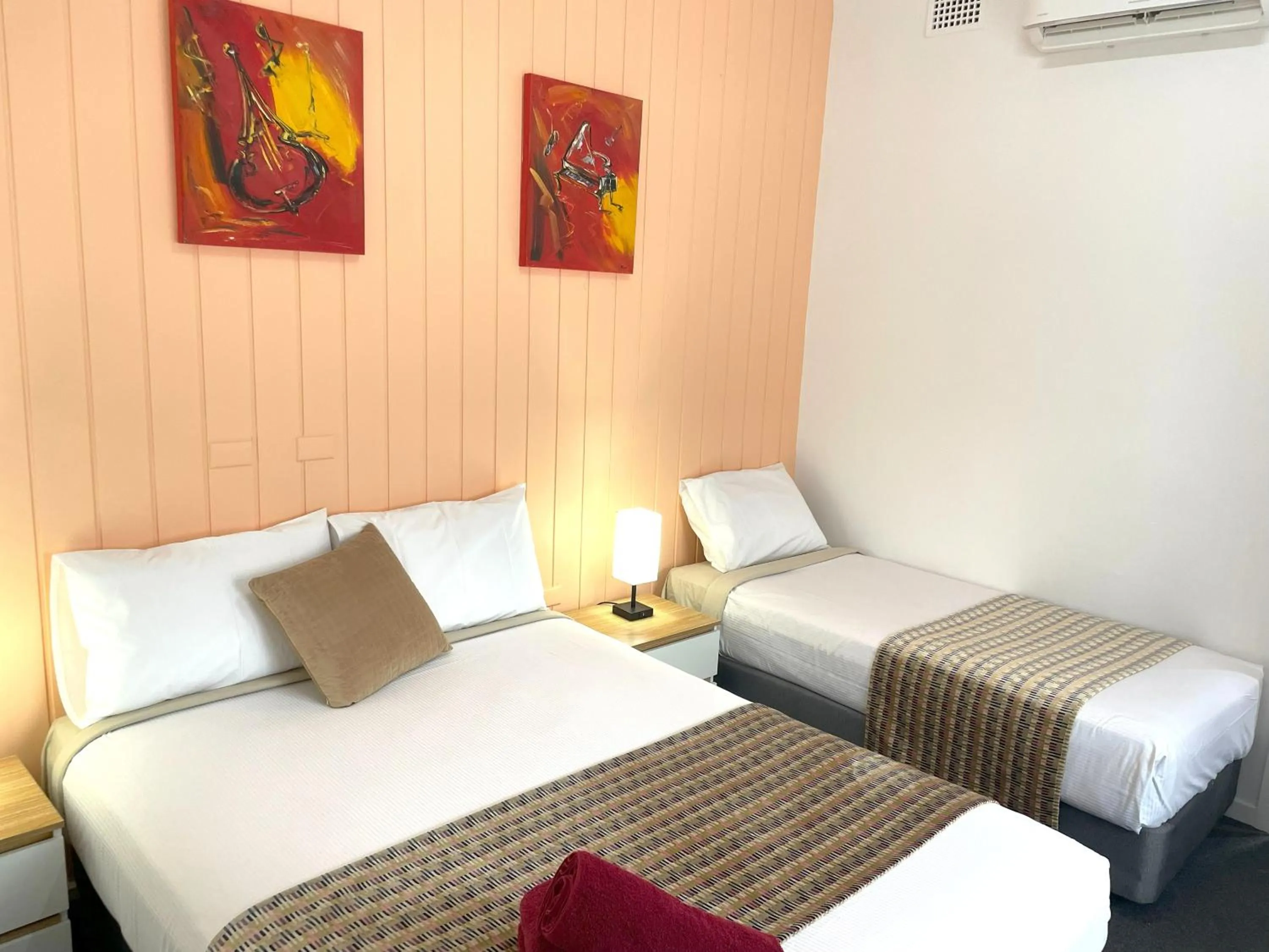 Bed in Taree Lodge Motel