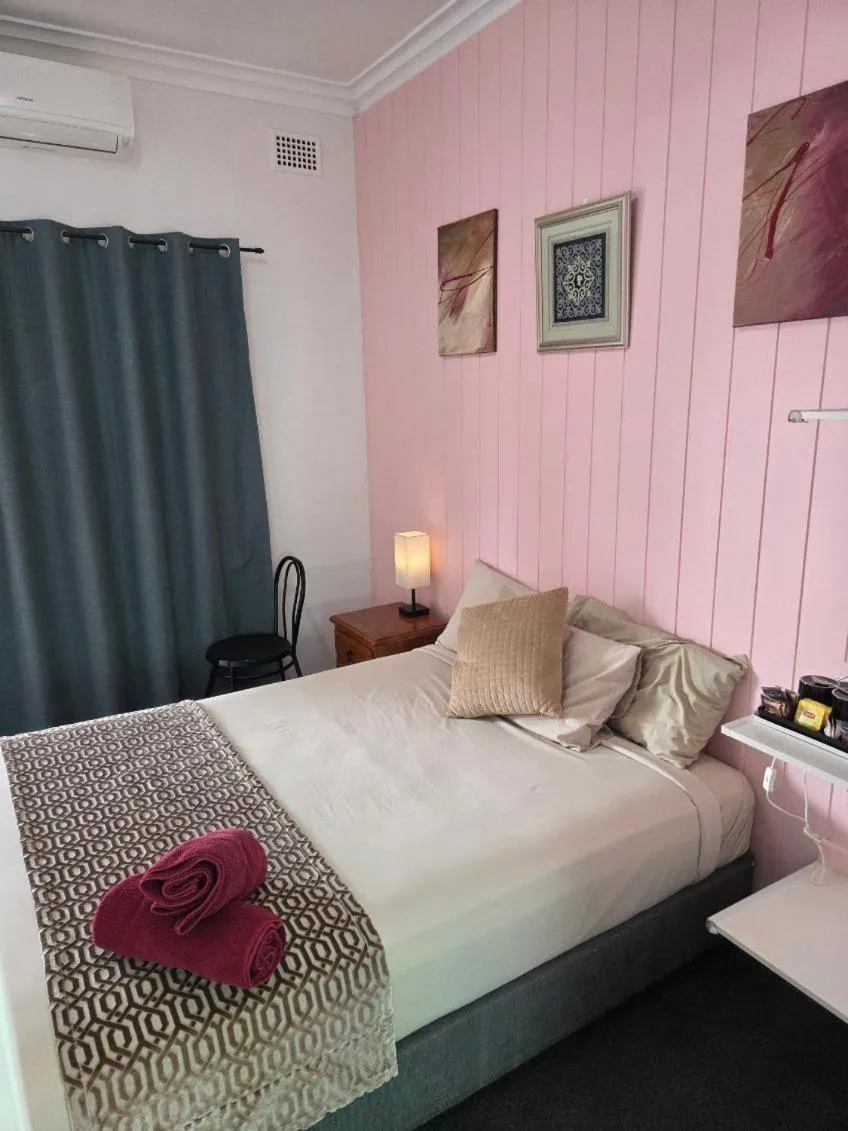 Bed in Taree Lodge Motel