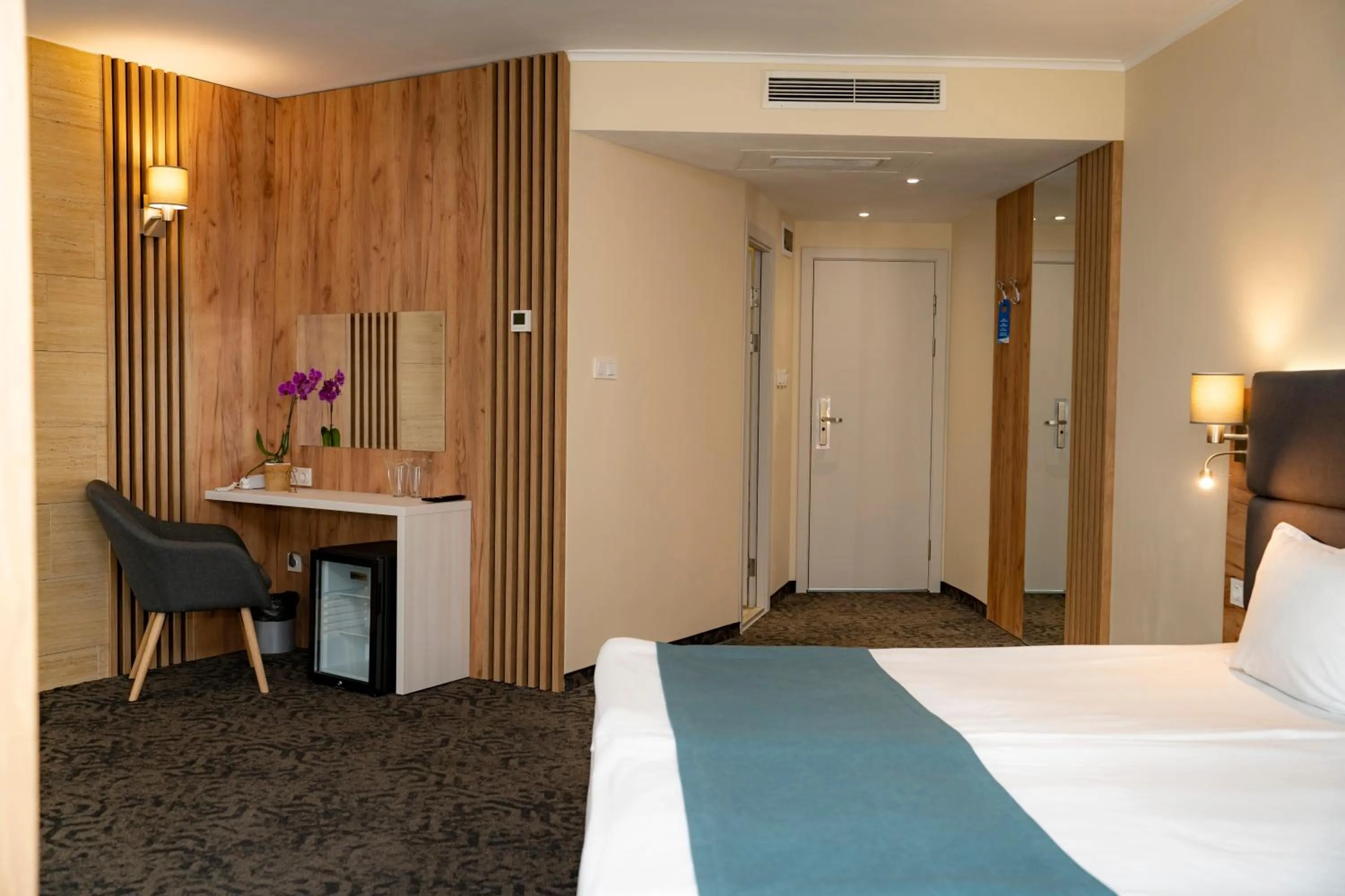 Photo of the whole room, Bed in Aqua Hotel