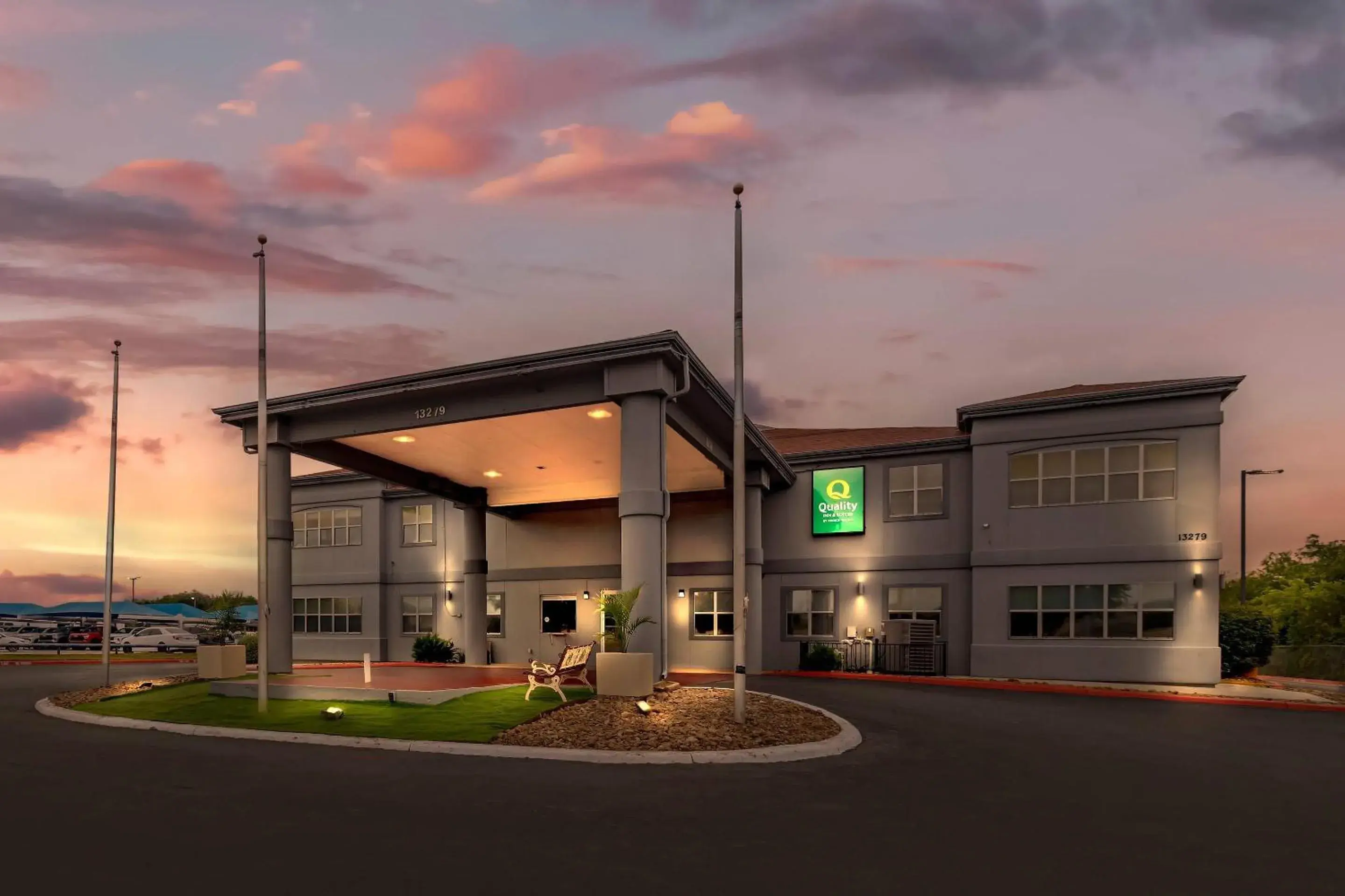 Property building in Quality Inn & Suites I-10 near Fiesta Texas Property building in Quality Inn & Suites I-10 near Fiesta Texas