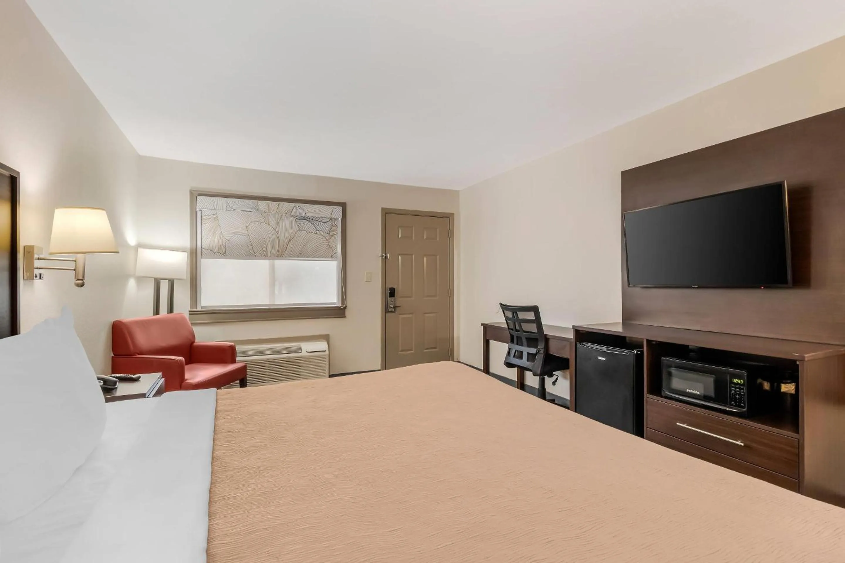 Bedroom, Bed in Quality Inn & Suites I-10 near Fiesta Texas