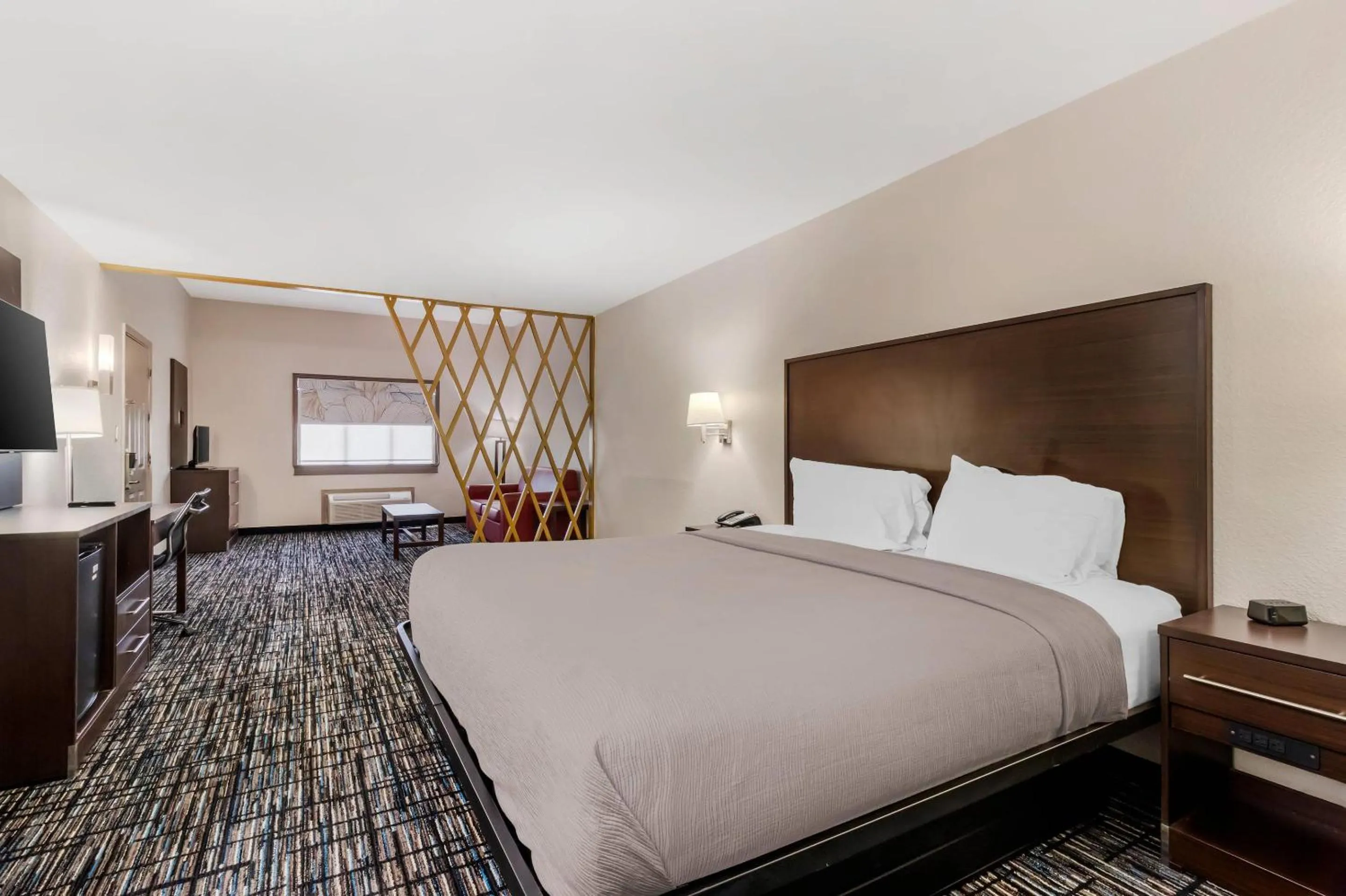 Bedroom, Bed in Quality Inn & Suites I-10 near Fiesta Texas