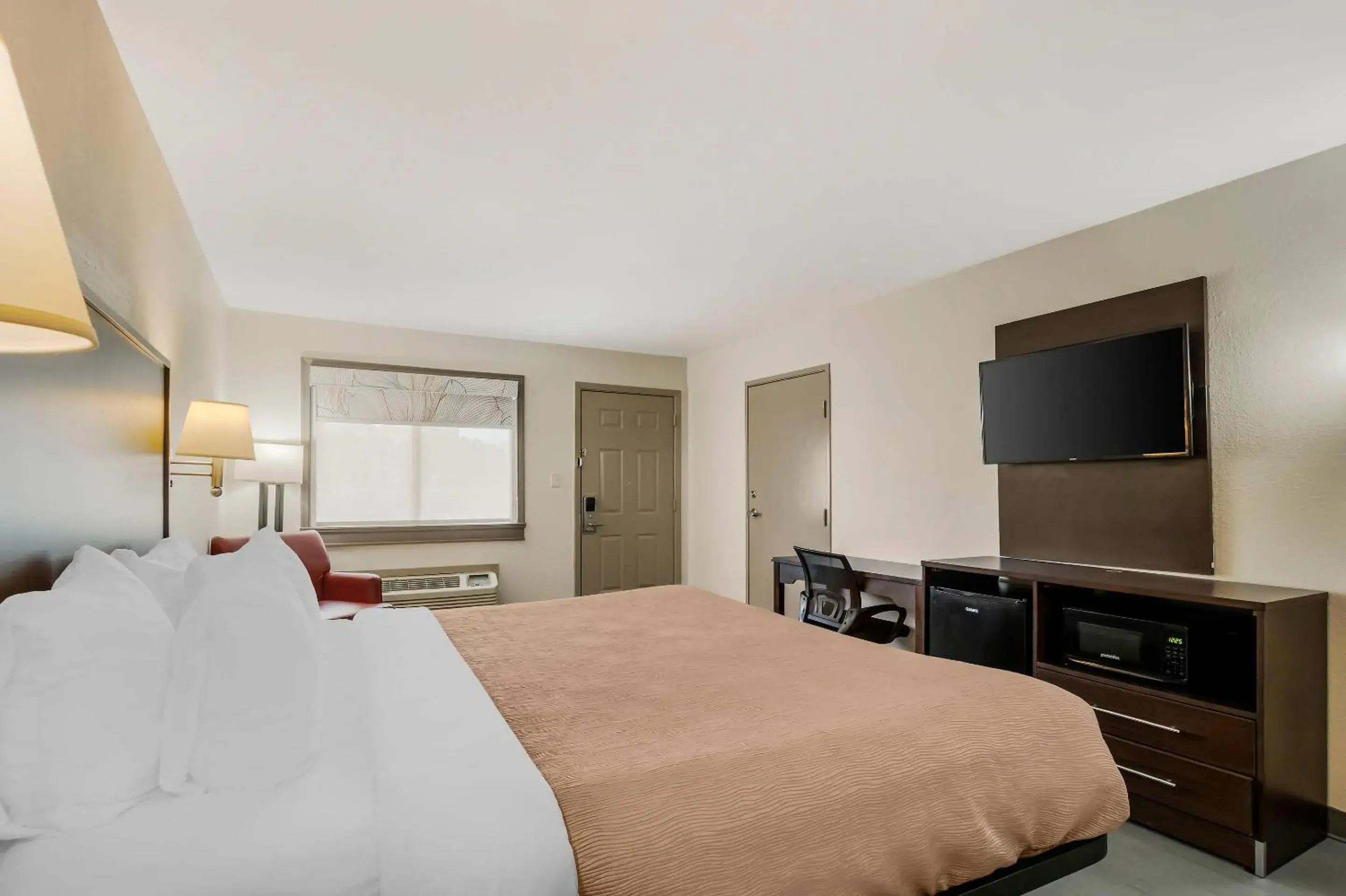 Bedroom, Bed in Quality Inn & Suites I-10 near Fiesta Texas Bedroom, Bed in Quality Inn & Suites I-10 near Fiesta Texas