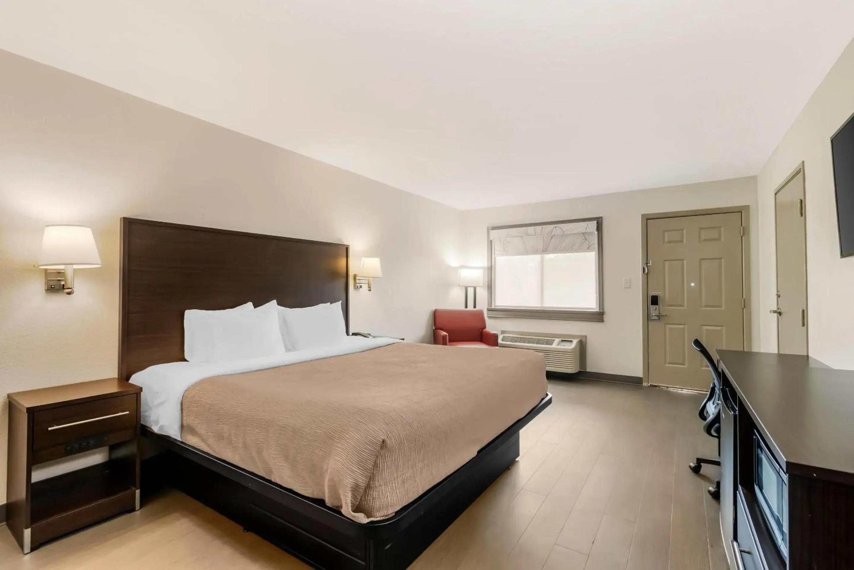 Bedroom, Bed in Quality Inn & Suites I-10 near Fiesta Texas Bedroom, Bed in Quality Inn & Suites I-10 near Fiesta Texas