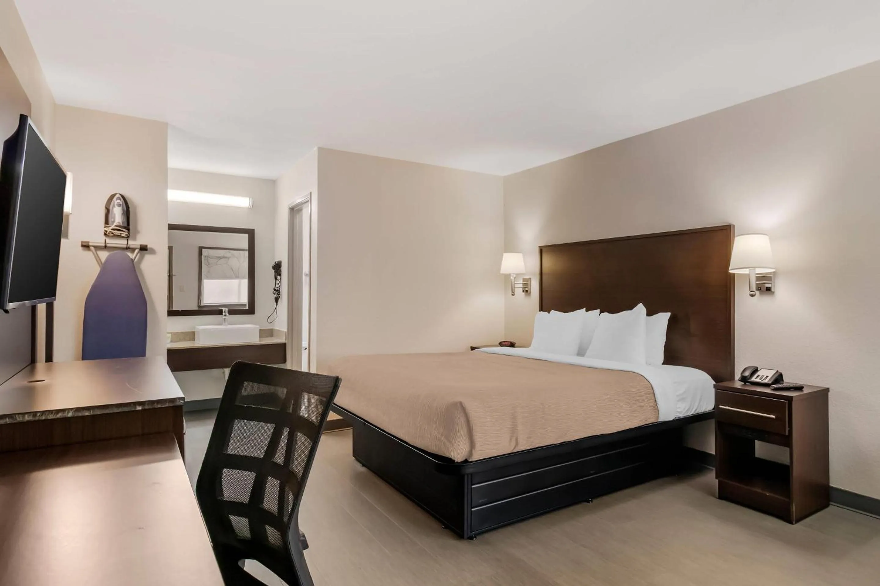 Bedroom, Bed in Quality Inn & Suites I-10 near Fiesta Texas