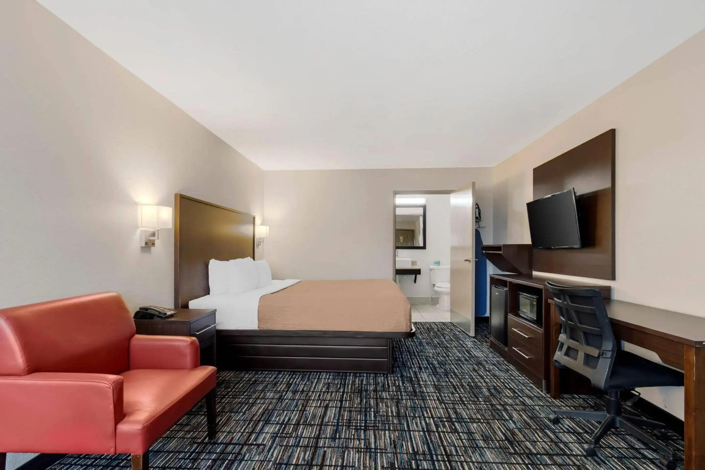 Bedroom, Bed in Quality Inn & Suites I-10 near Fiesta Texas Bedroom, Bed in Quality Inn & Suites I-10 near Fiesta Texas