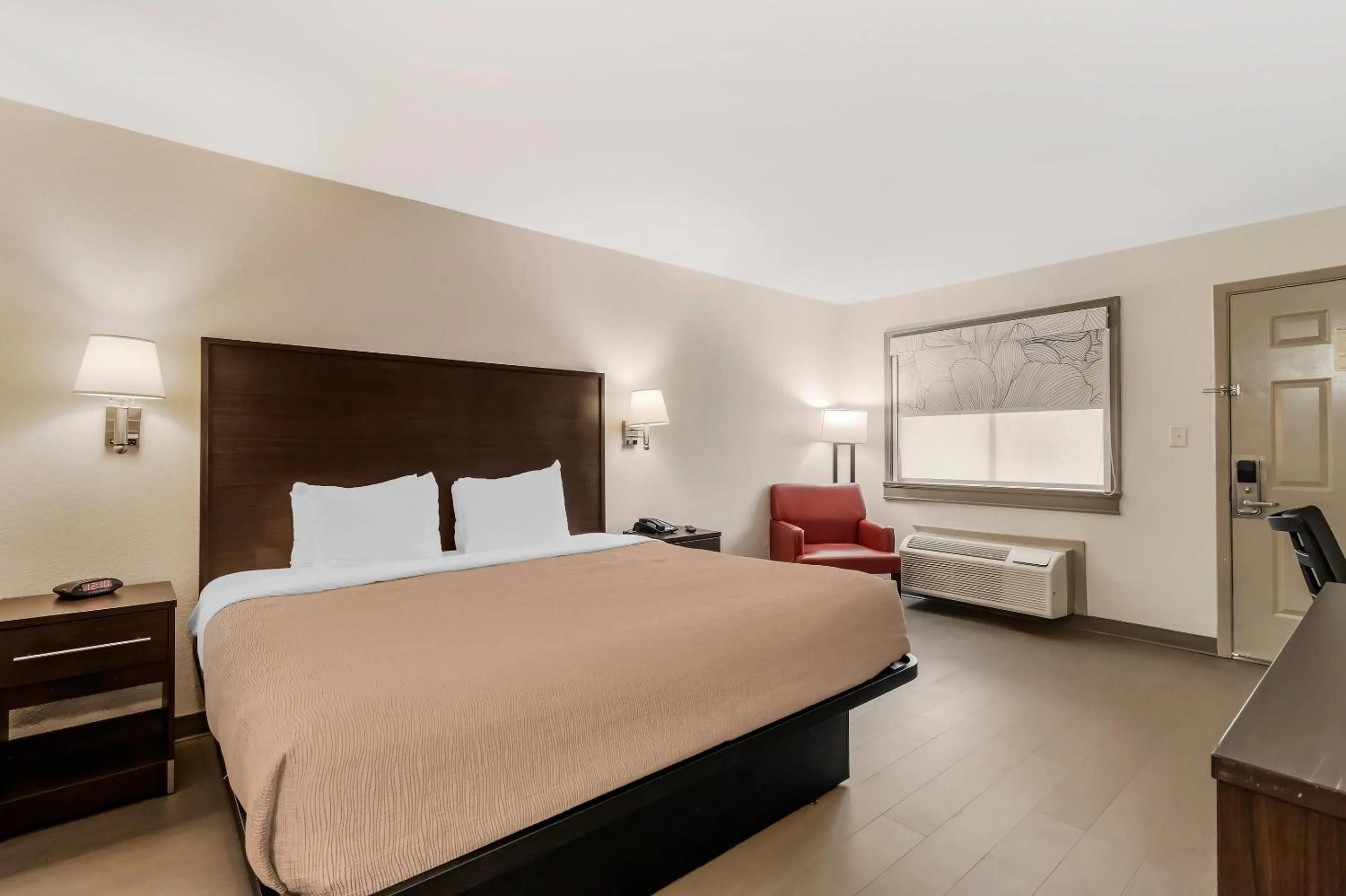 Bedroom, Bed in Quality Inn & Suites I-10 near Fiesta Texas