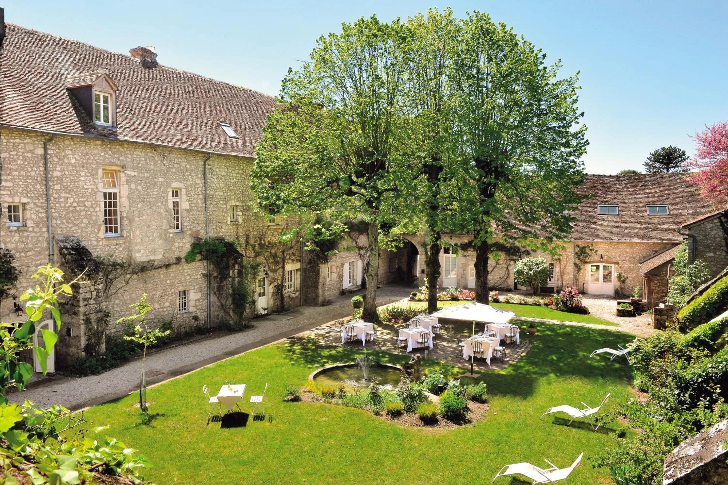 Facade/entrance in Logis Hôtel Le Relais Louis XI
