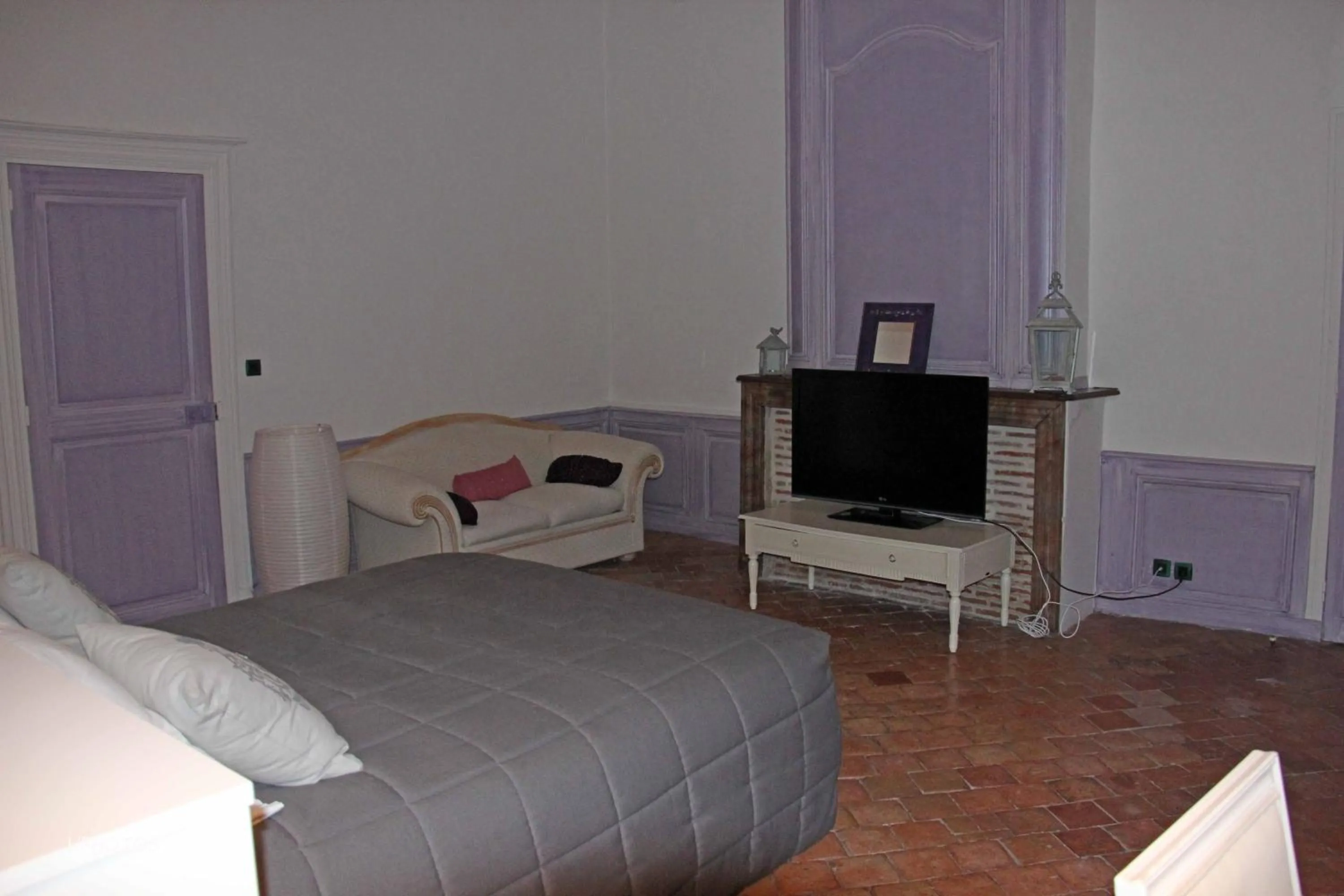 Bed in Logis Hôtel Le Relais Louis XI